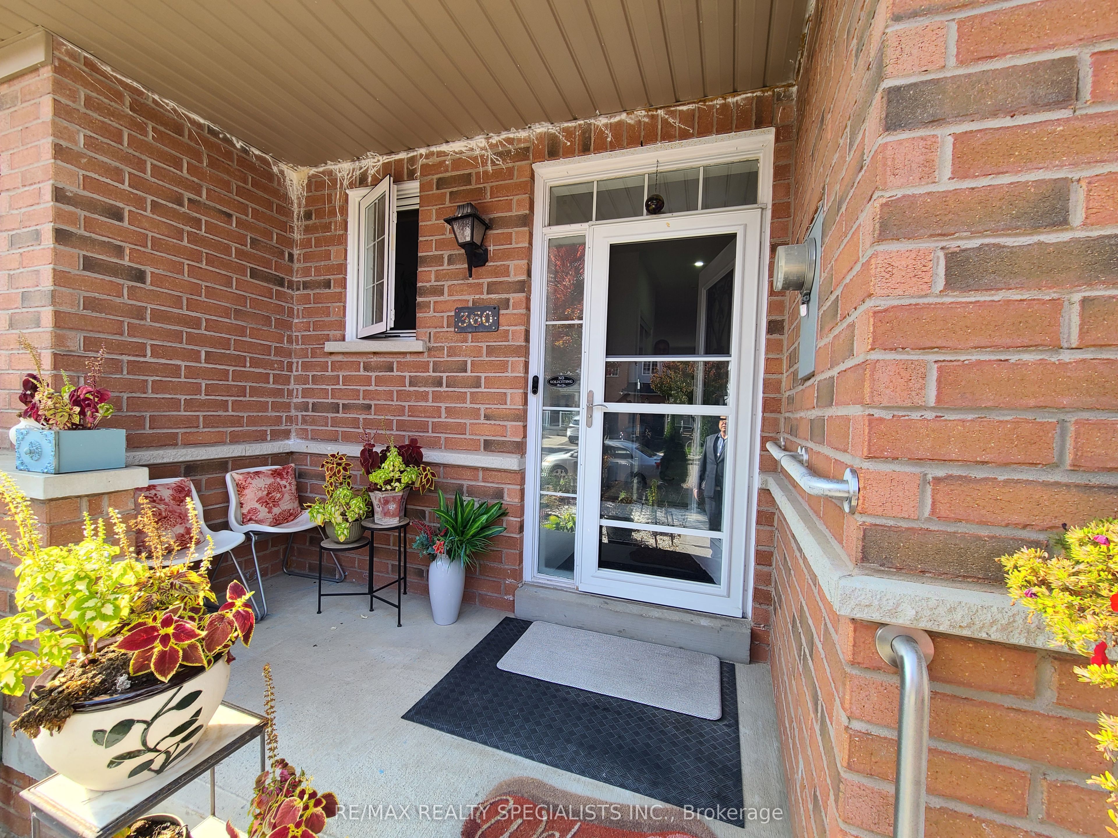 360 Hobbs Crescent Property Photo 4