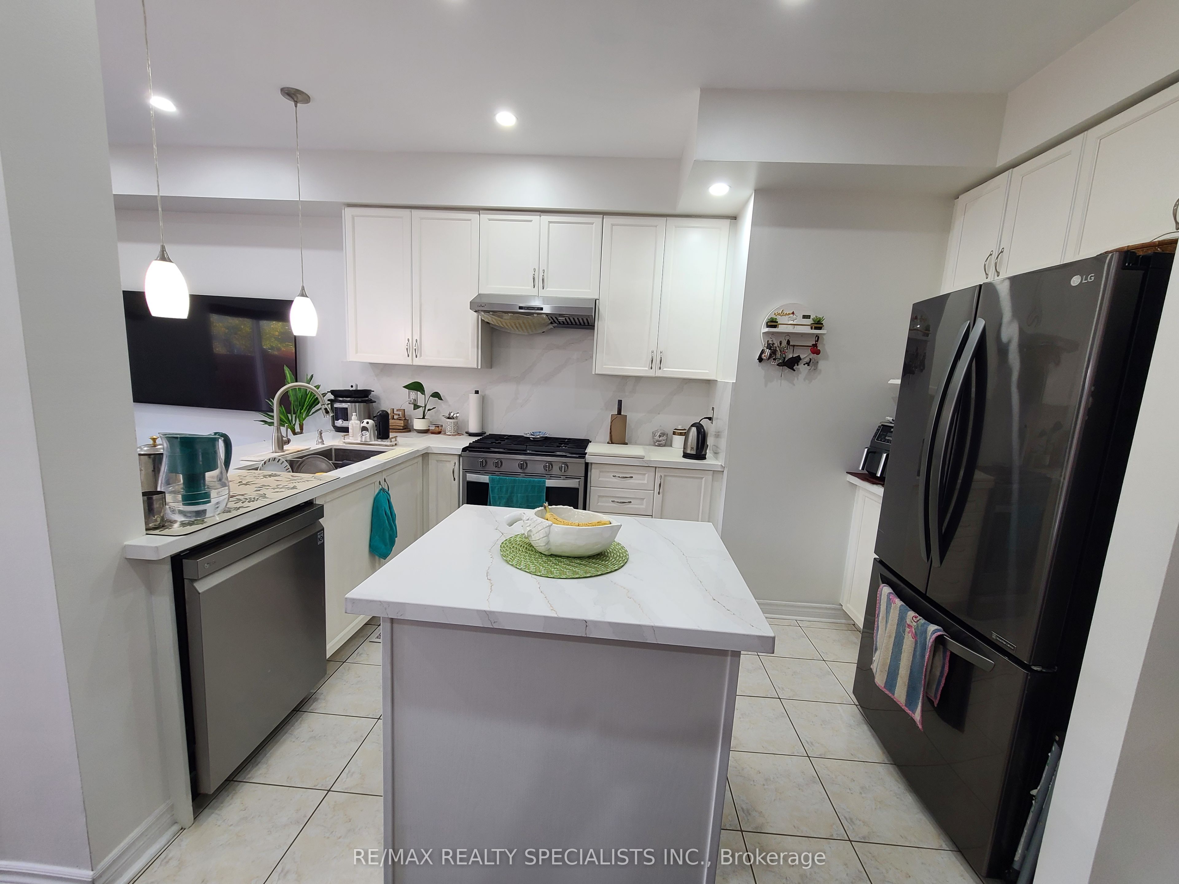 360 Hobbs Crescent Property Photo 11