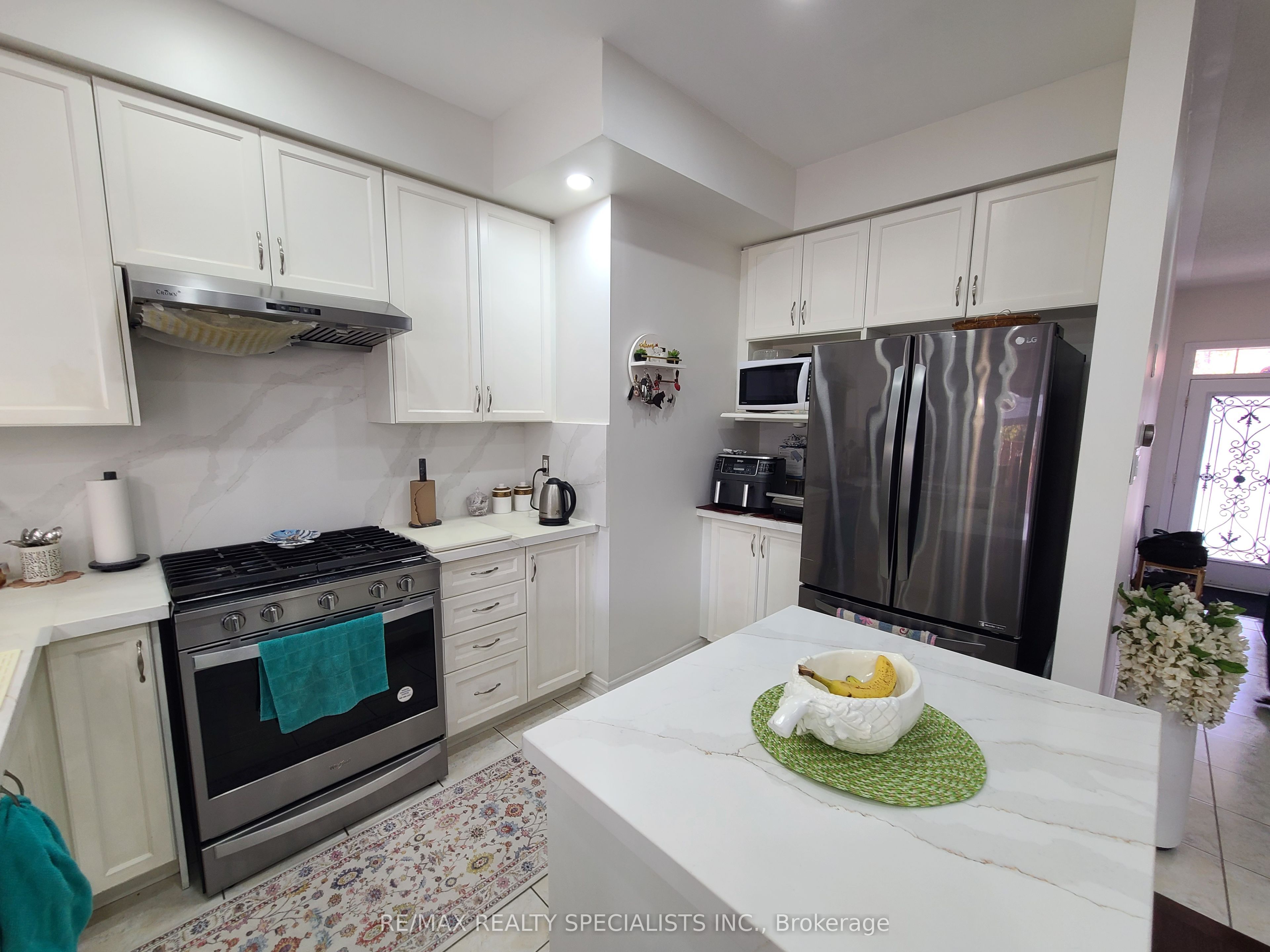 360 Hobbs Crescent Property Photo 12