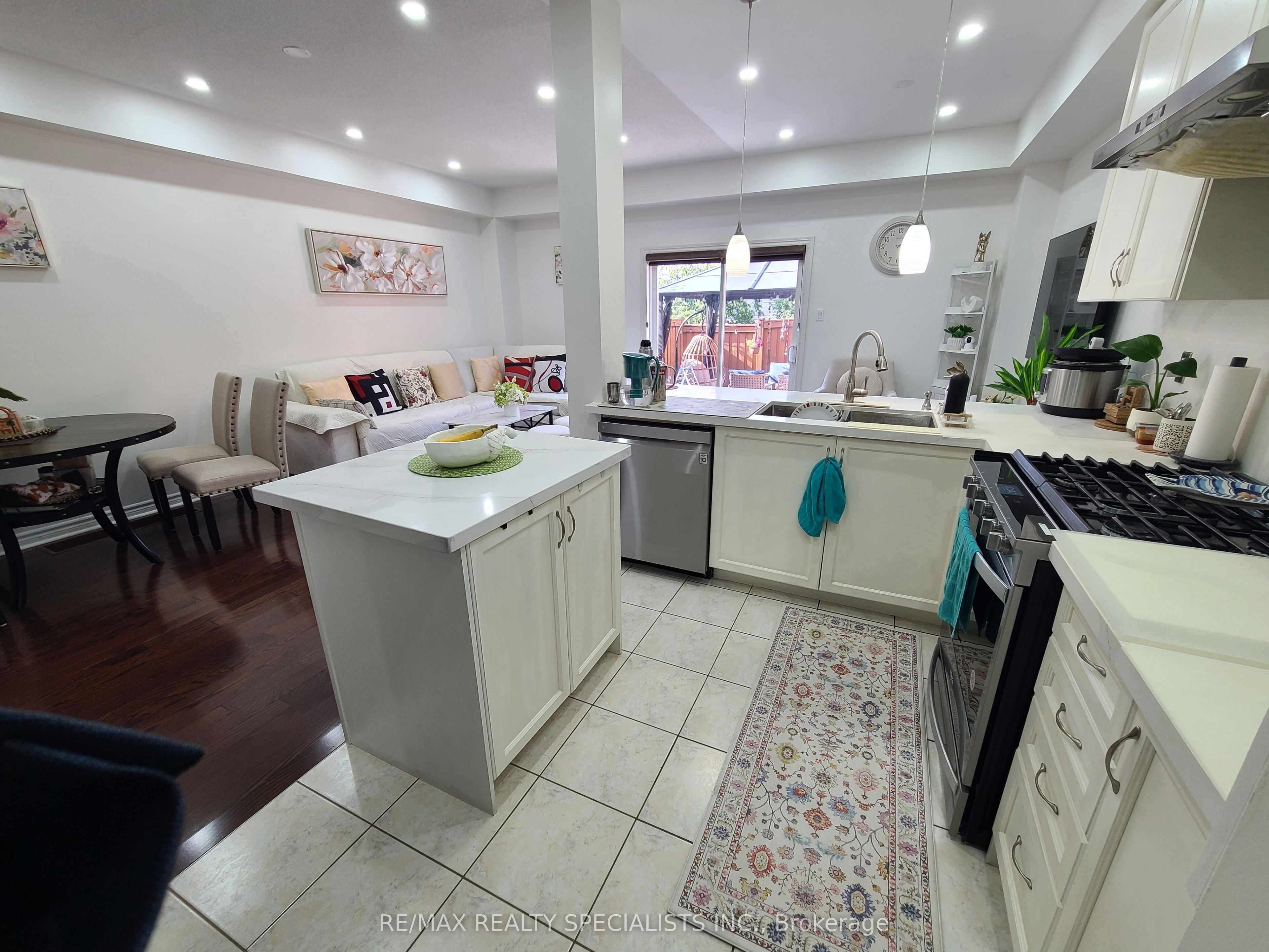 360 Hobbs Crescent Property Photo 15