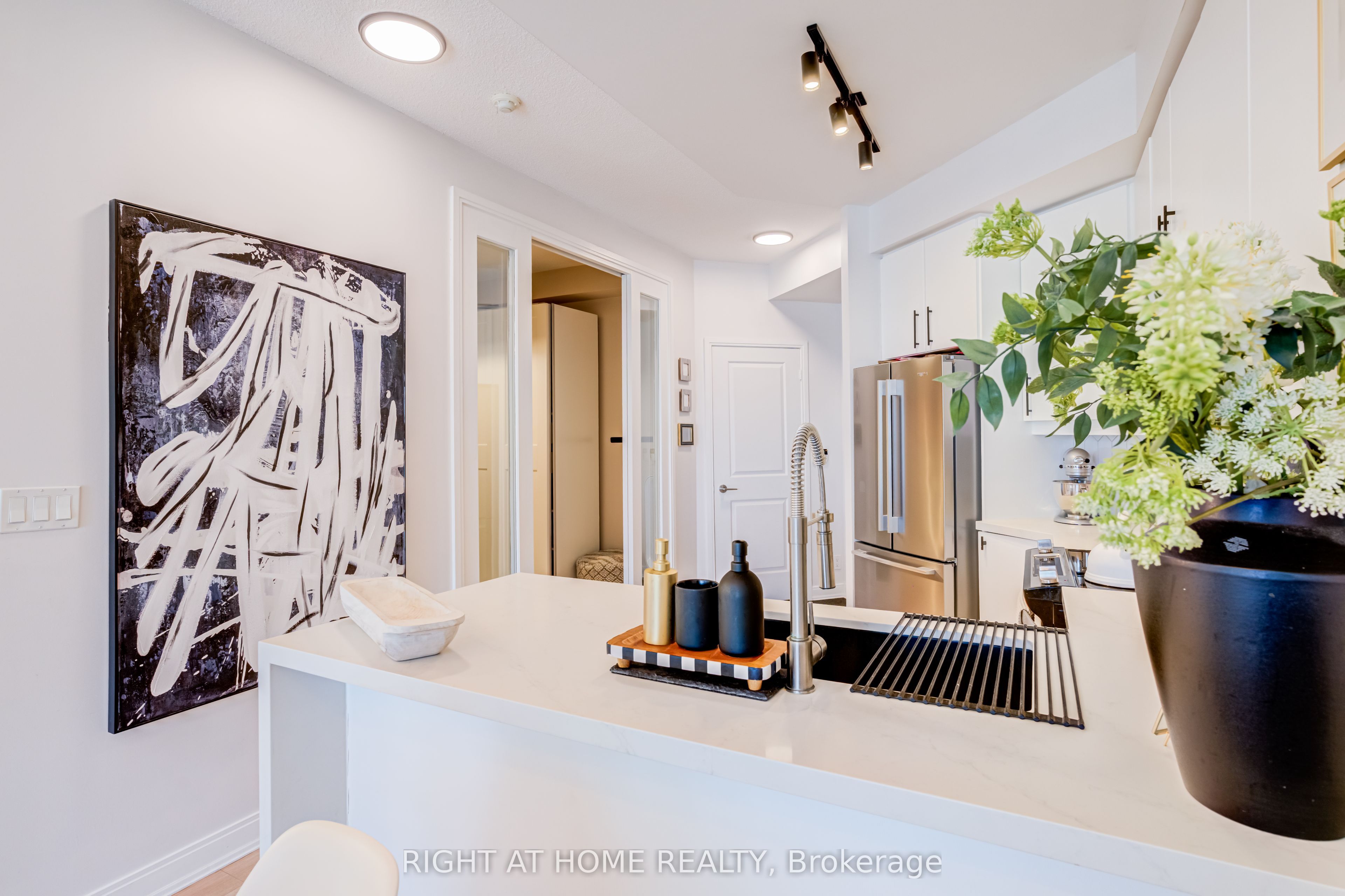 70 Absolute Avenue 1405 Property Photo 8