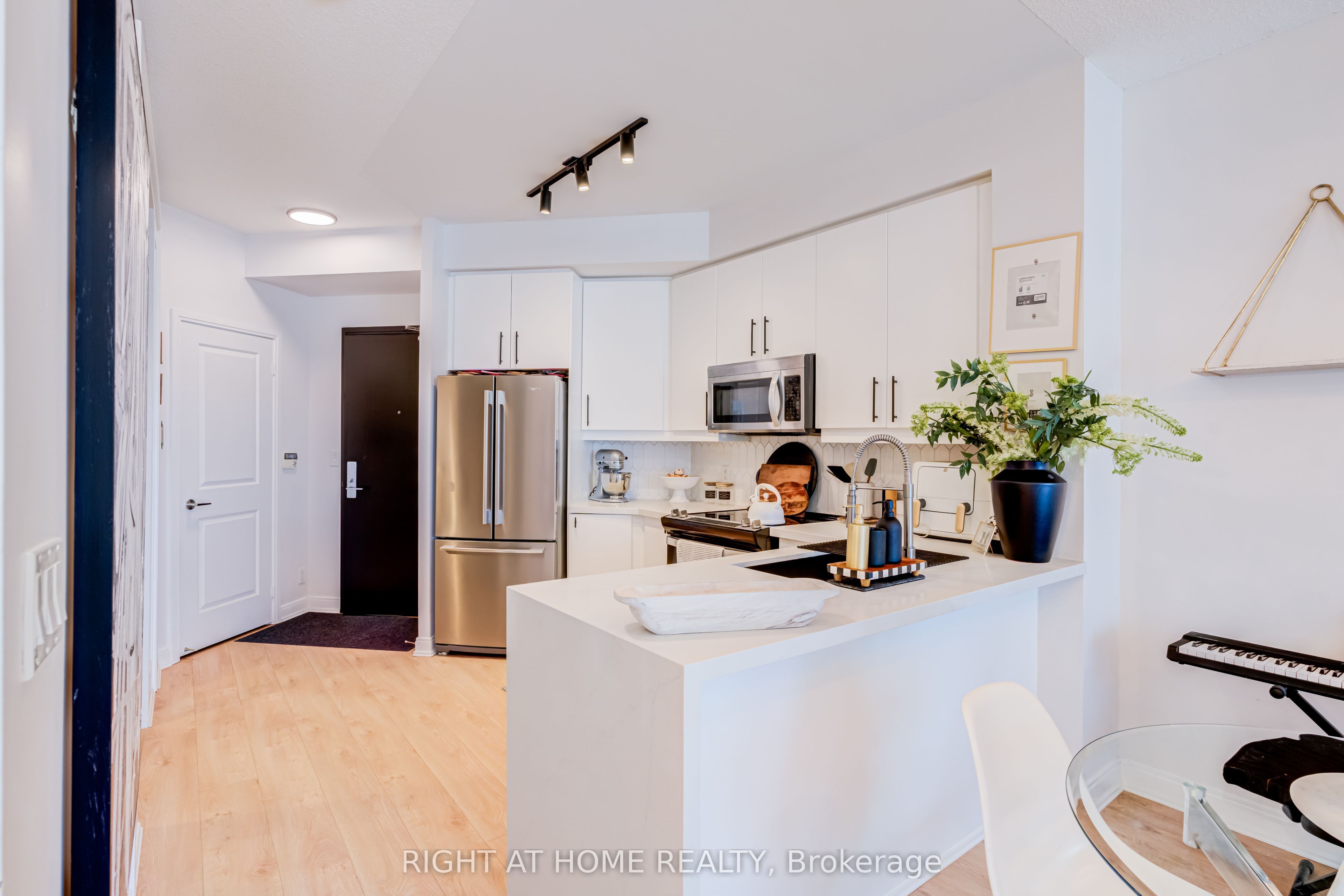 70 Absolute Avenue 1405 Property Photo 9
