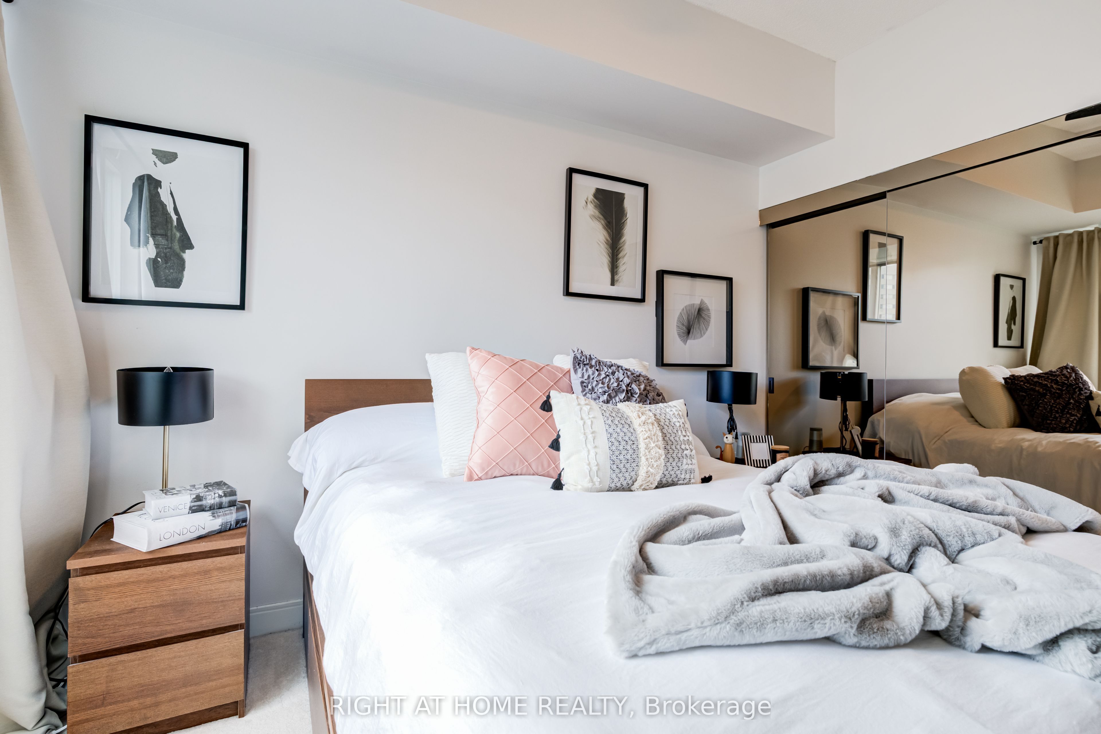 70 Absolute Avenue 1405 Property Photo 12