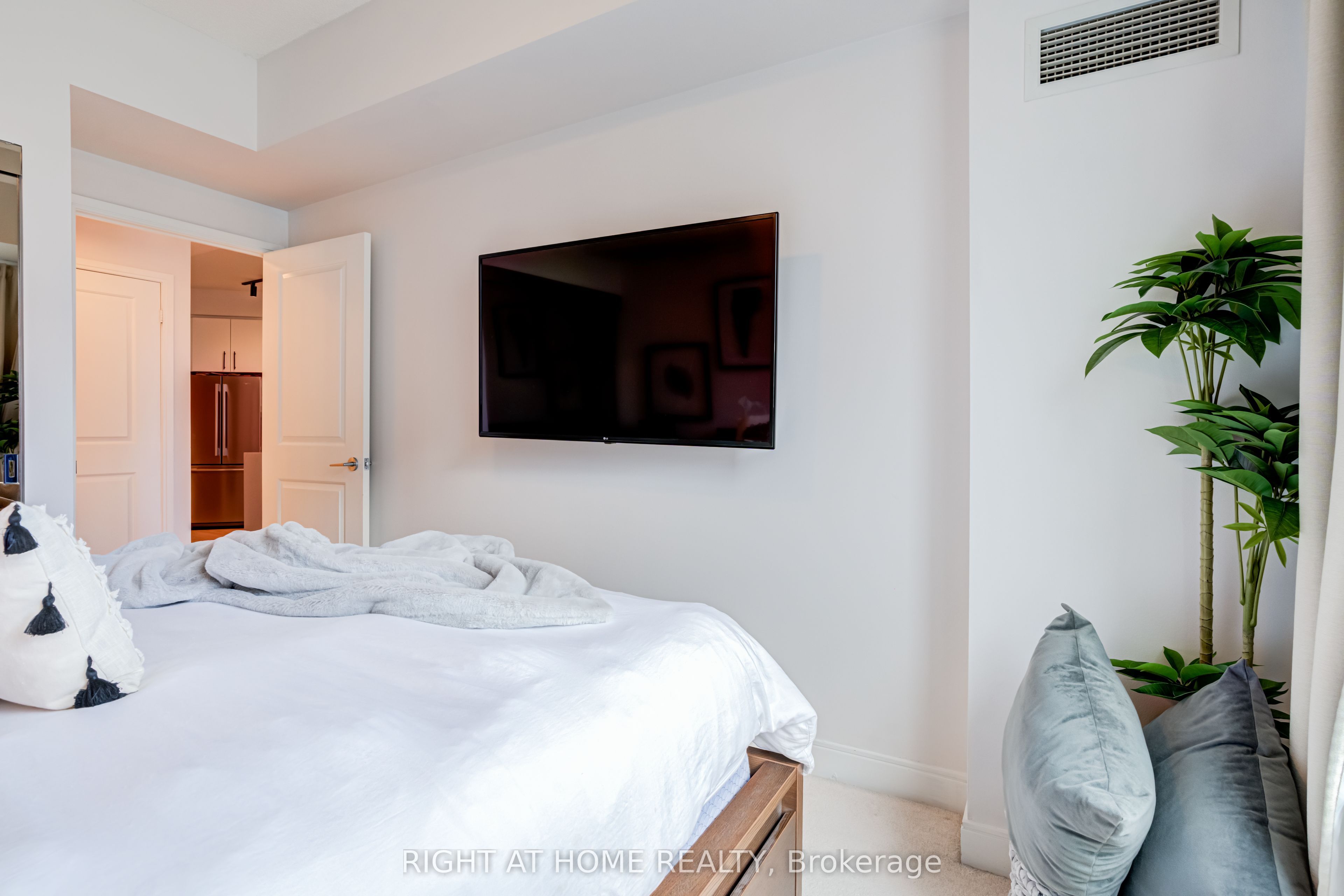 70 Absolute Avenue 1405 Property Photo 13