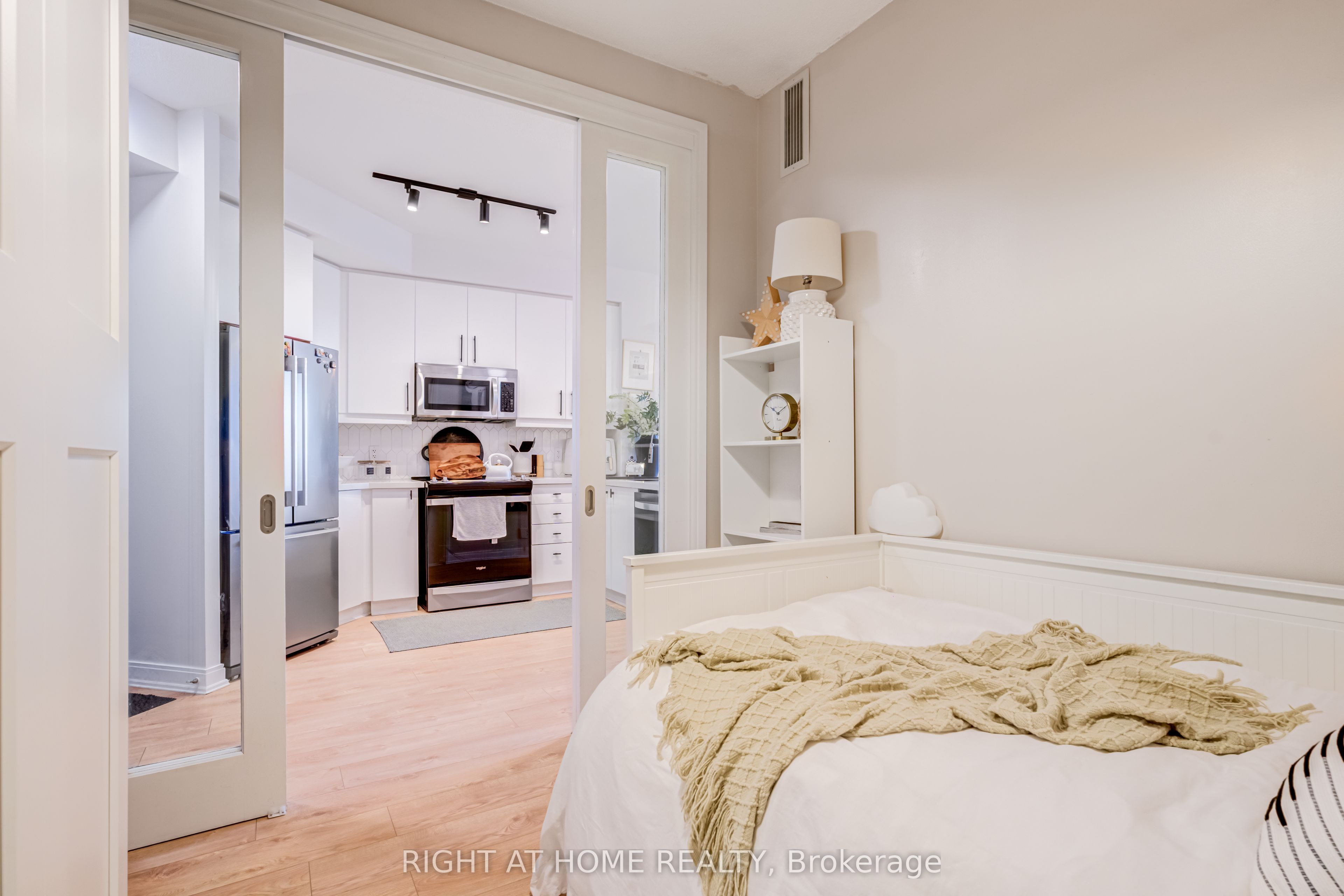 70 Absolute Avenue 1405 Property Photo 16