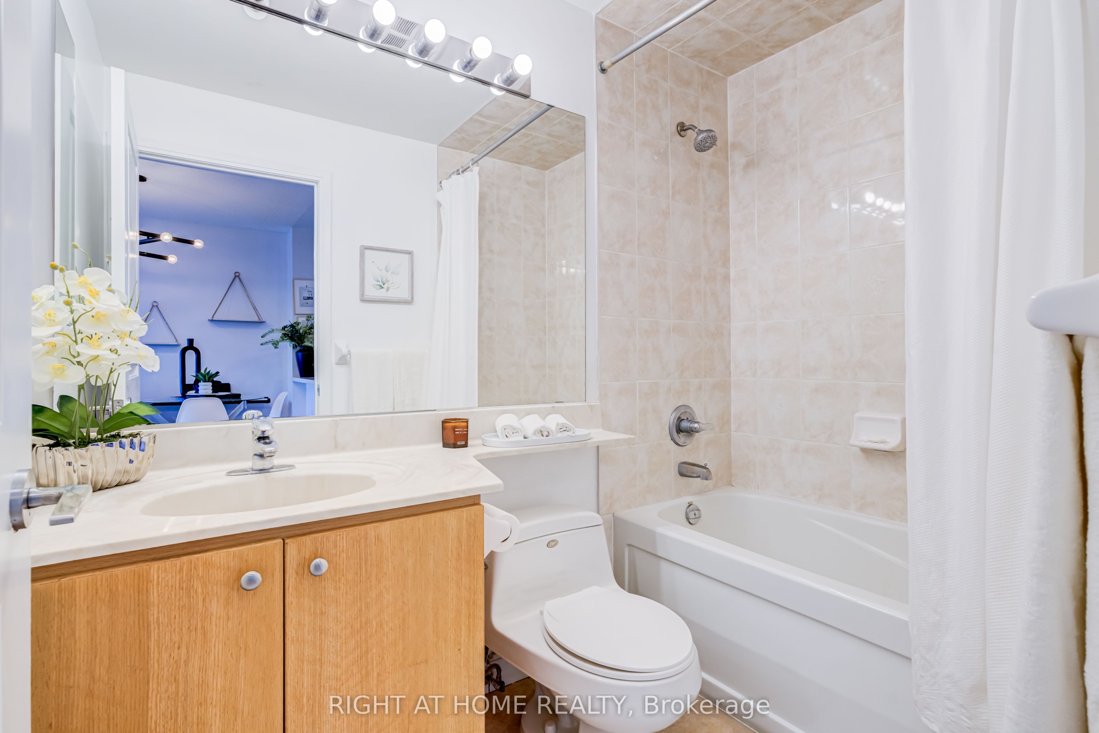 70 Absolute Avenue 1405 Property Photo 17
