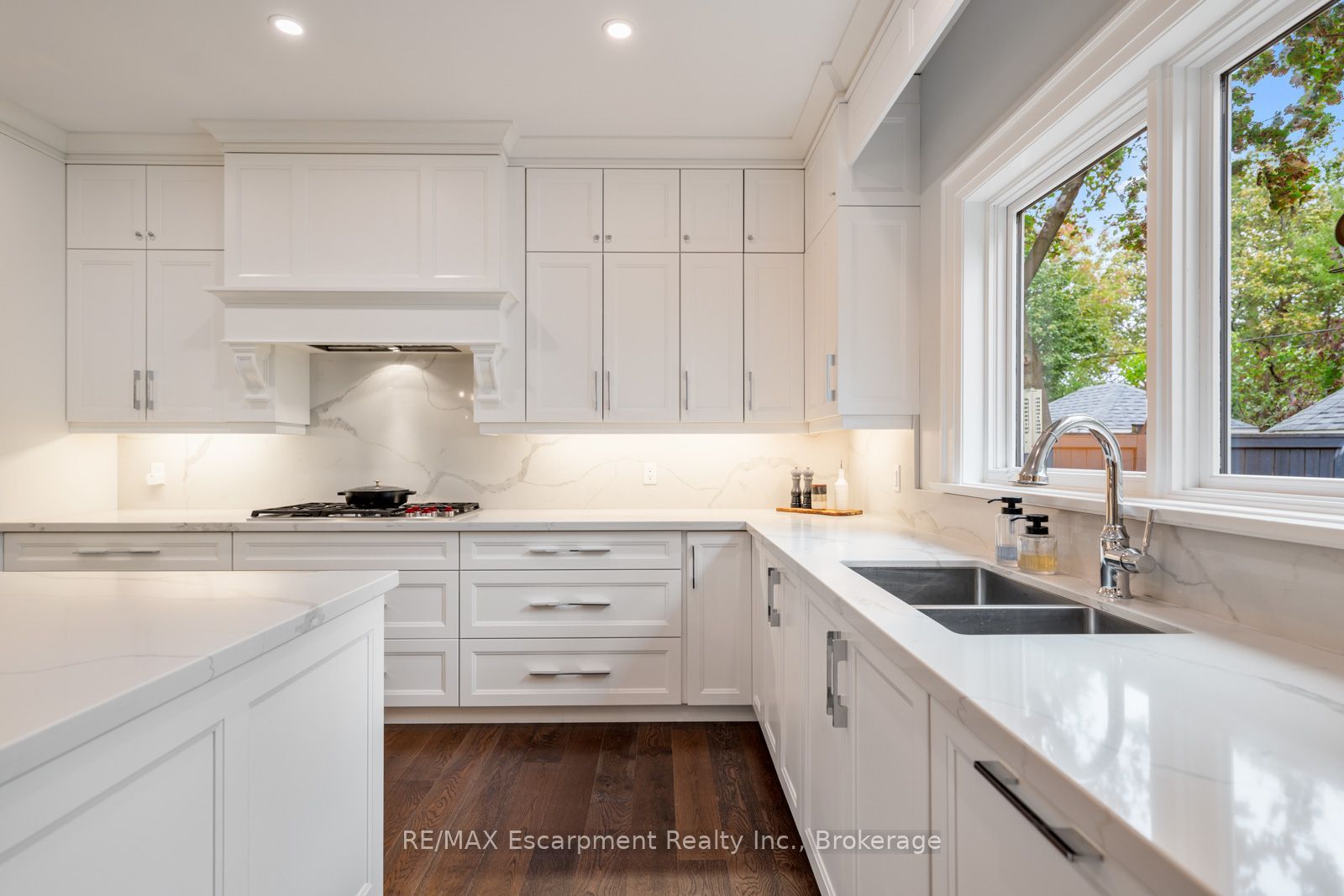 1394 Waverly Avenue Property Photo 10