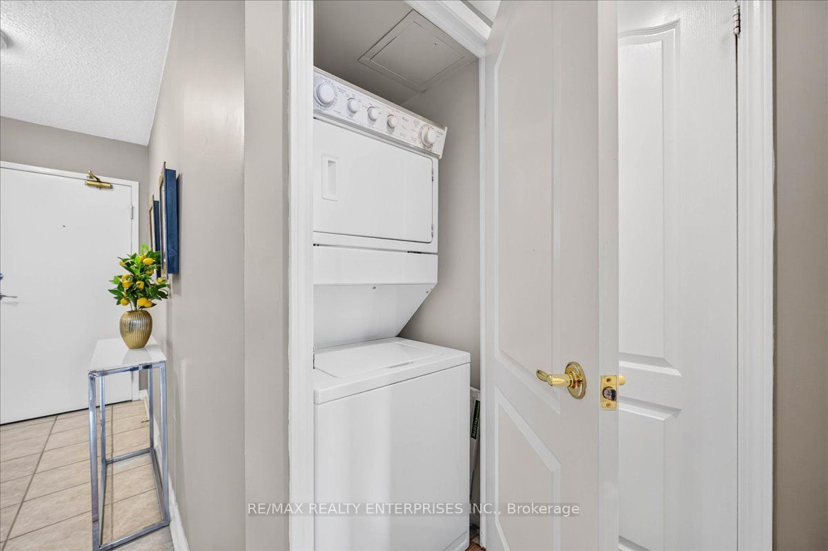 1150 Parkwest Place 403 Property Photo 30