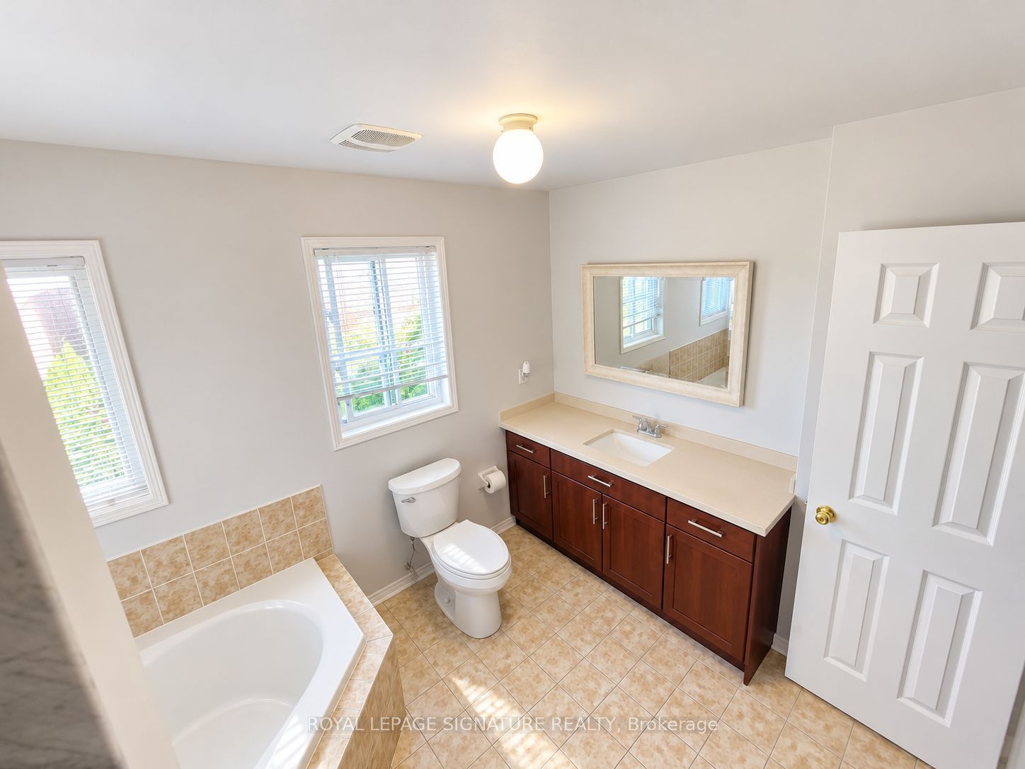 454 Huntington Ridge Drive Property Photo 15