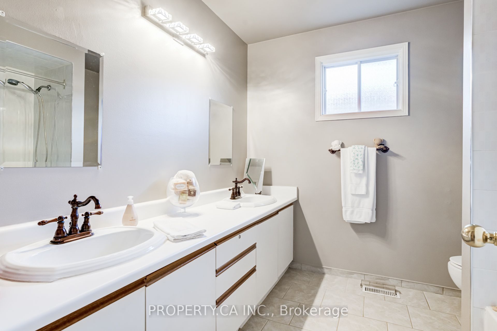 411 Freeman Crescent Property Photo 41