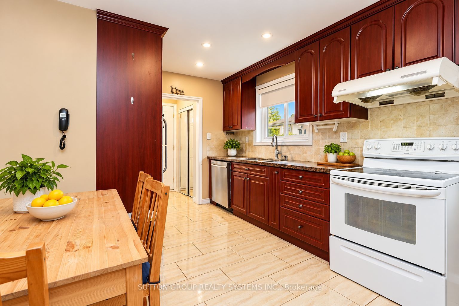 2337 Padstow Crescent Property Photo 7
