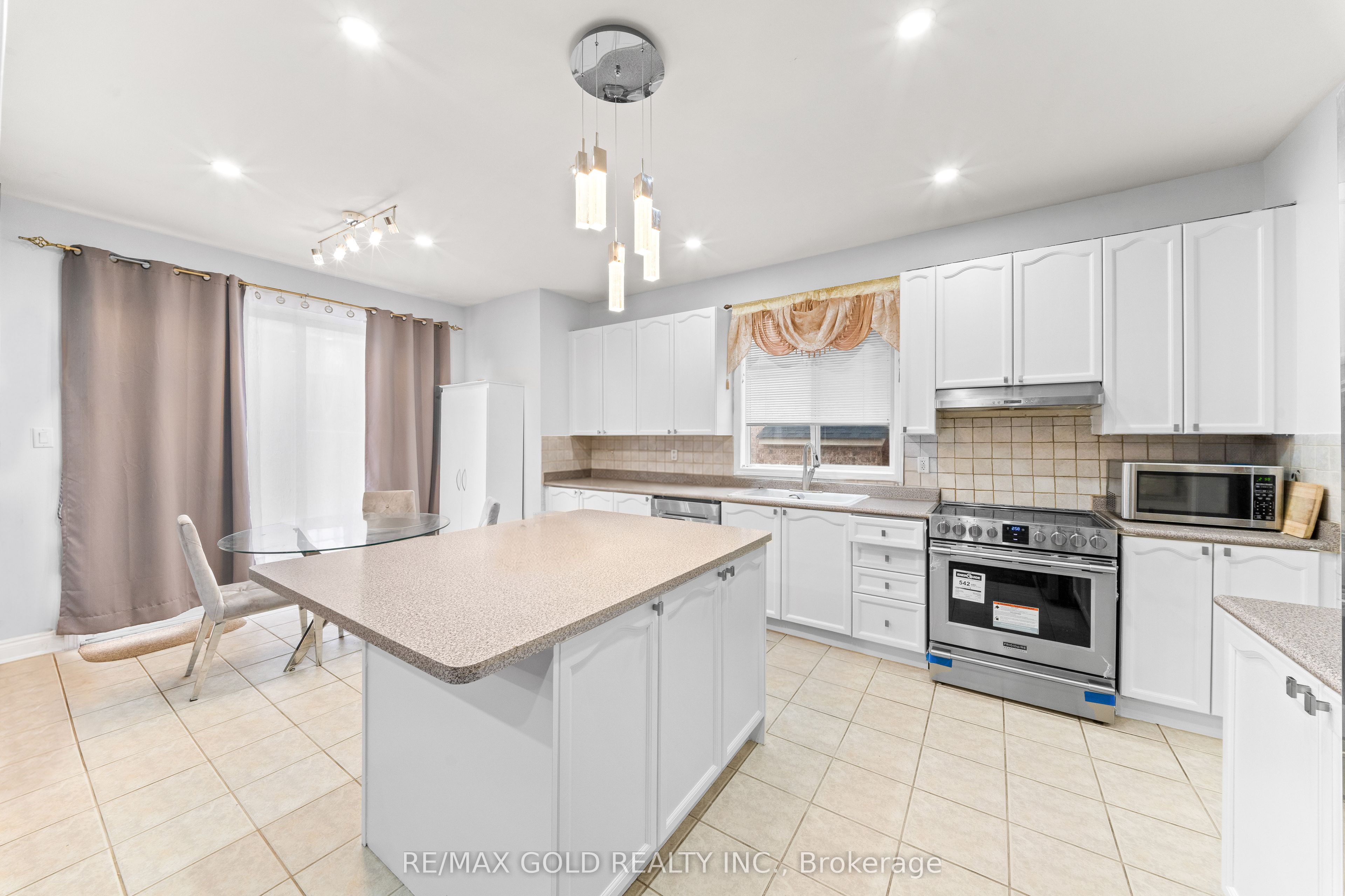 28 Latania Boulevard Property Photo 12