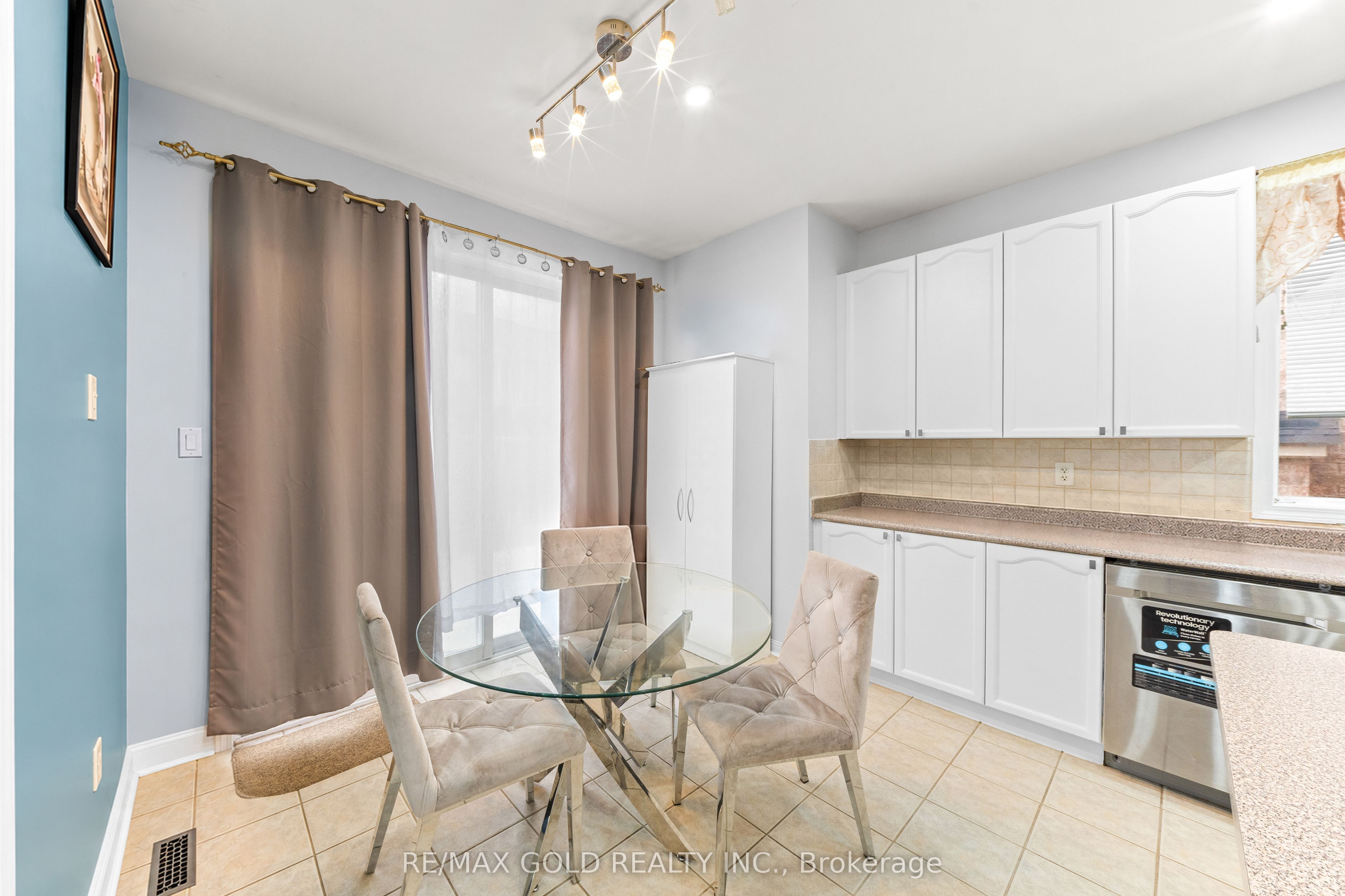 28 Latania Boulevard Property Photo 17