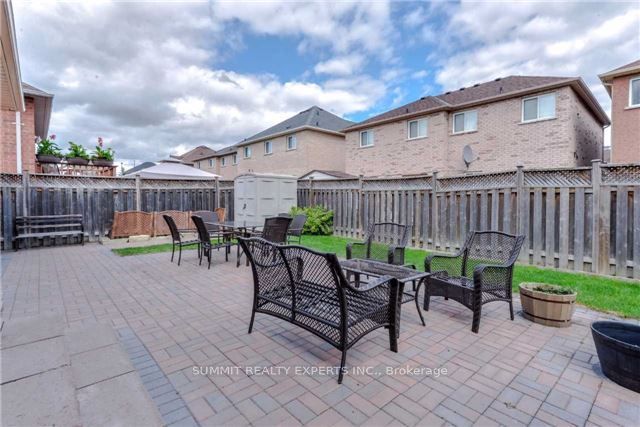 23 Bissell Drive N Property Photo 20