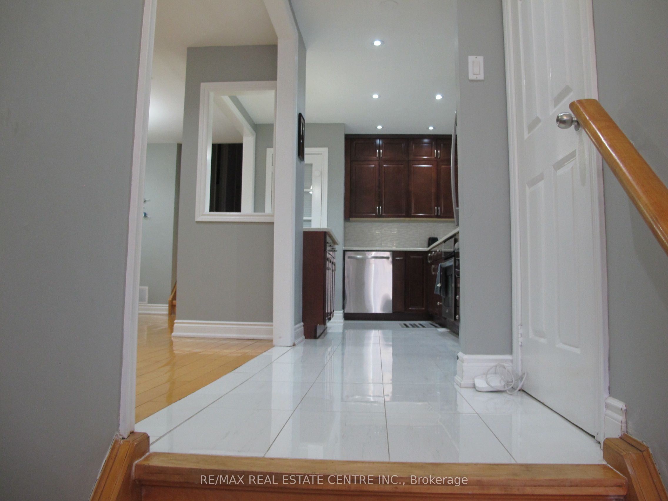 4695 Empire(upper Floor) Crescent Property Photo 8