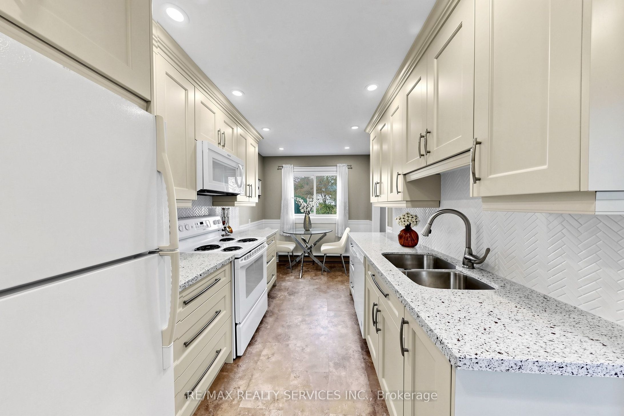 25 Jennifer Square Property Photo 14