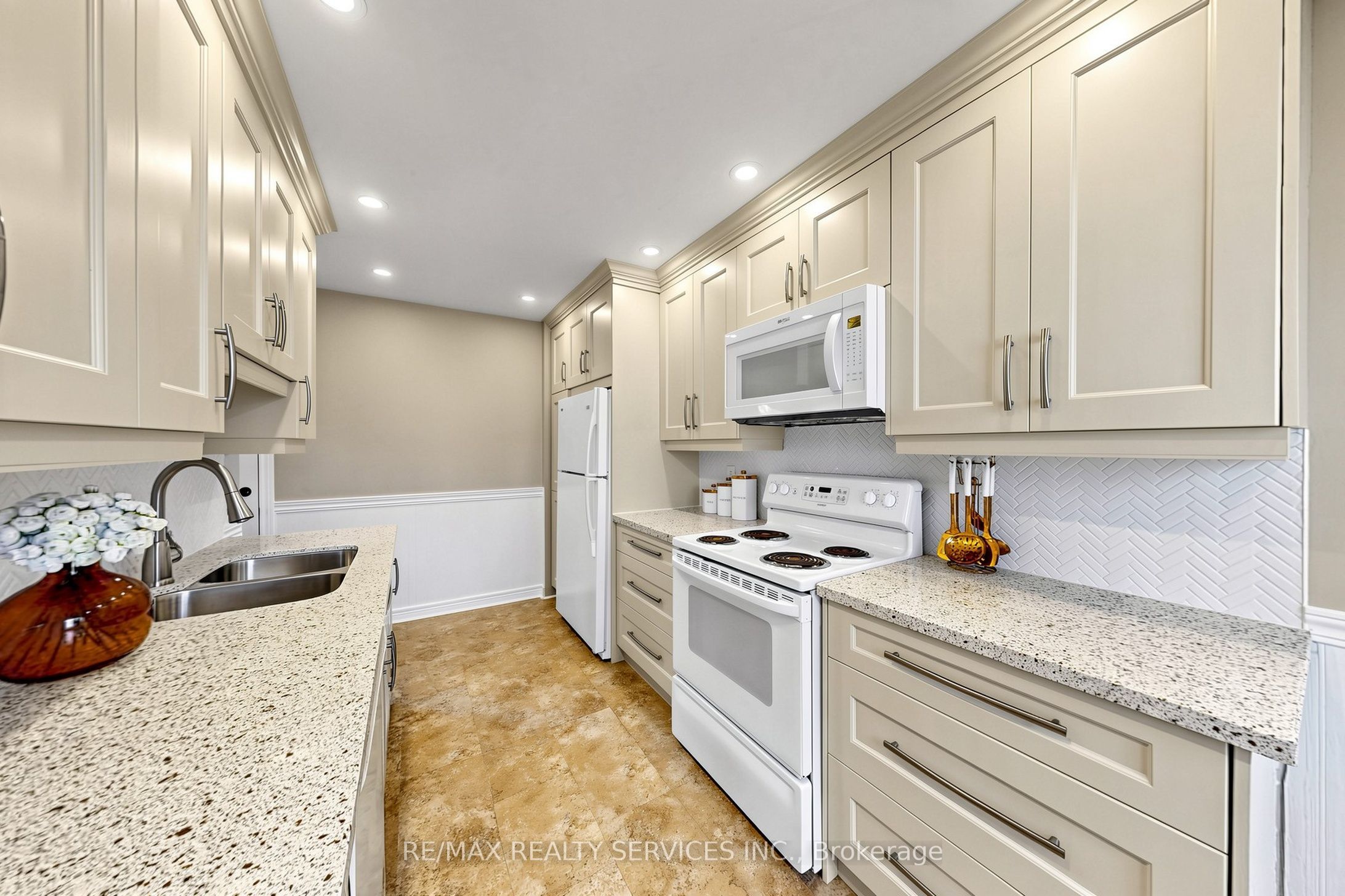 25 Jennifer Square Property Photo 17