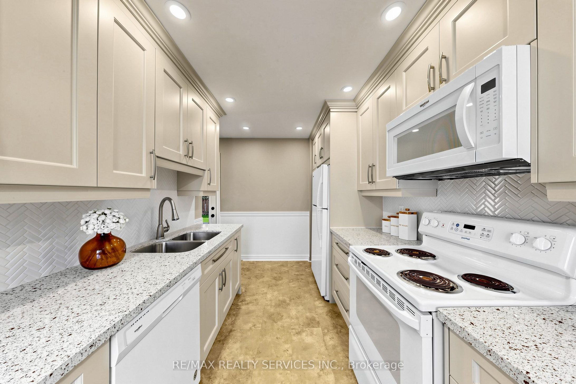 25 Jennifer Square Property Photo 18
