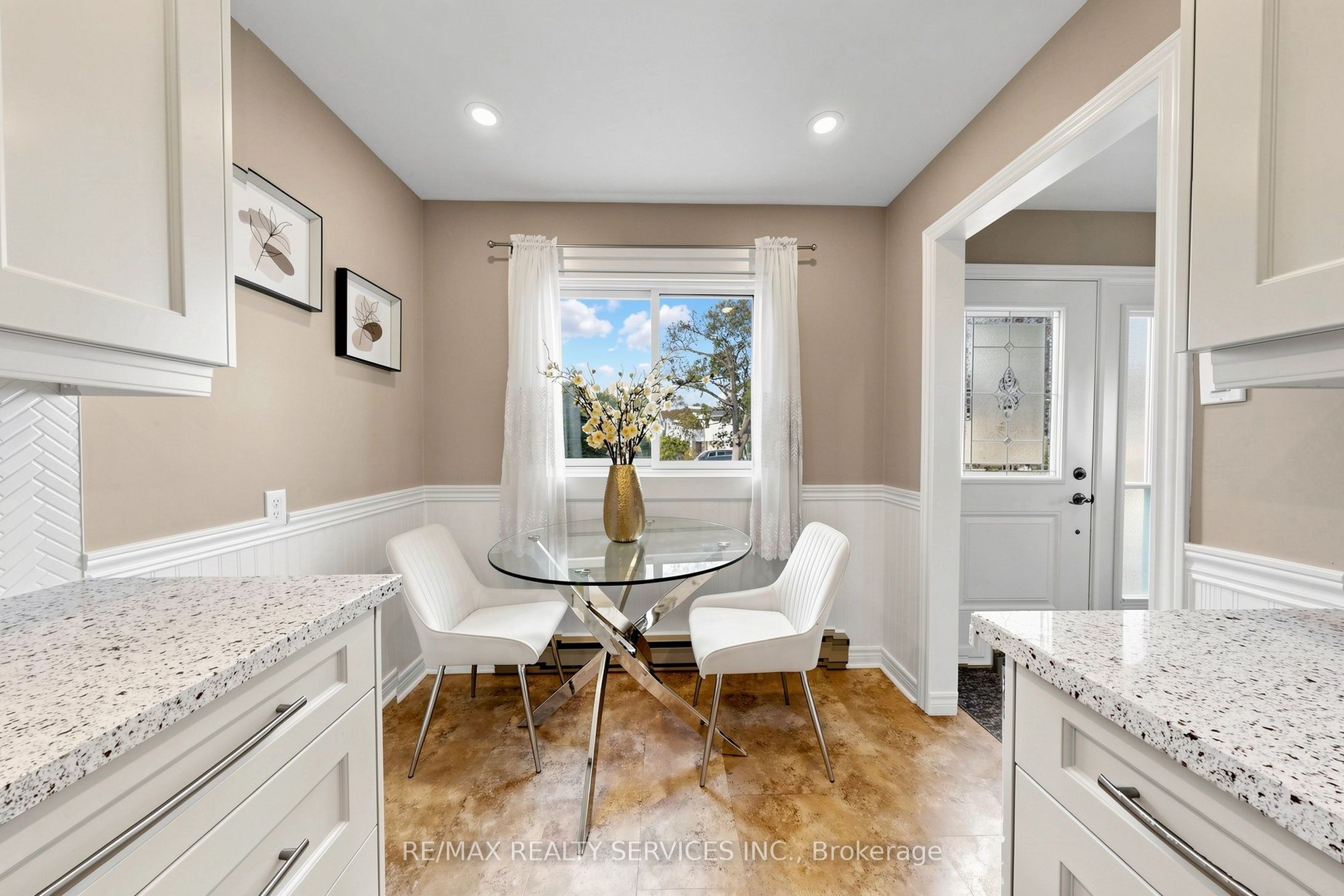 25 Jennifer Square Property Photo 19