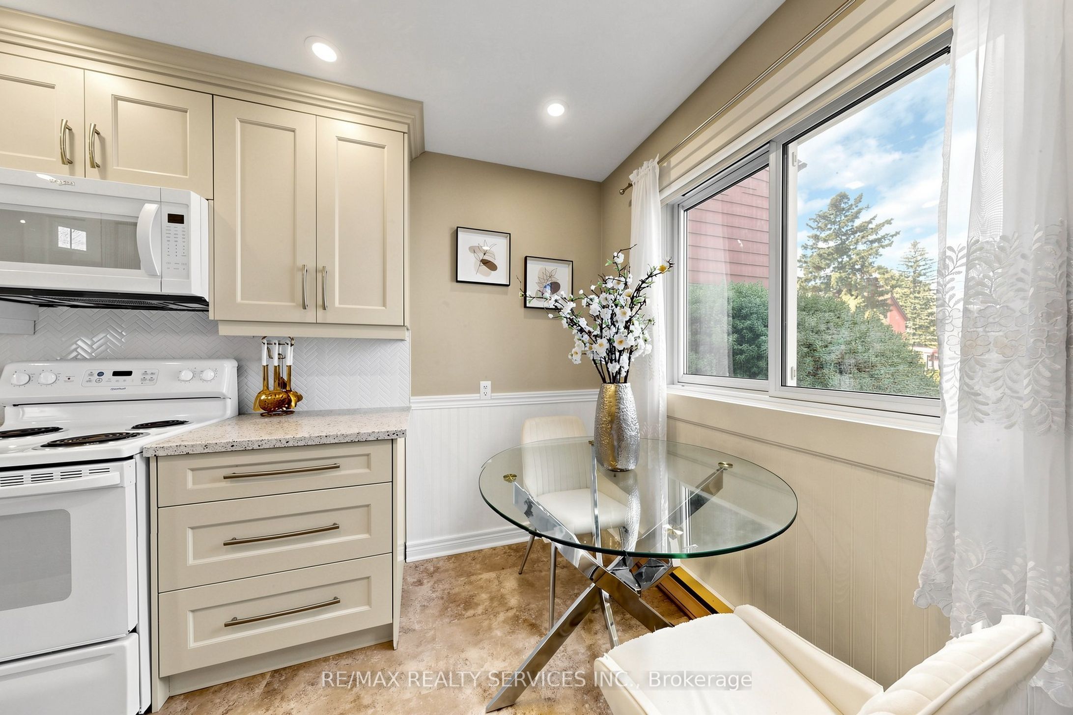 25 Jennifer Square Property Photo 20