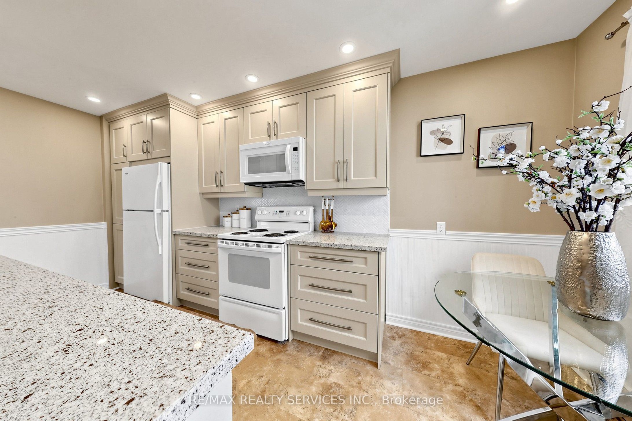 25 Jennifer Square Property Photo 21