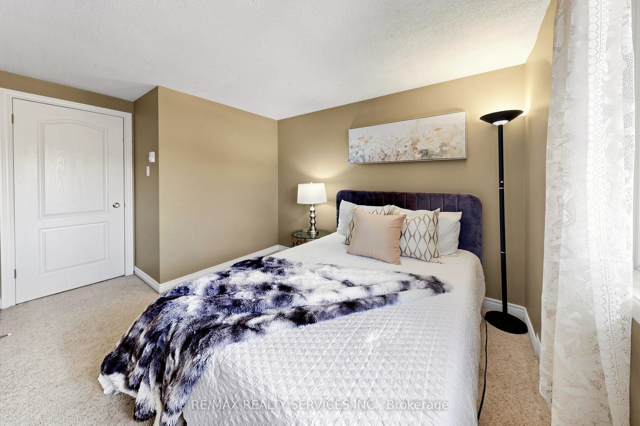 25 Jennifer Square Property Photo 29