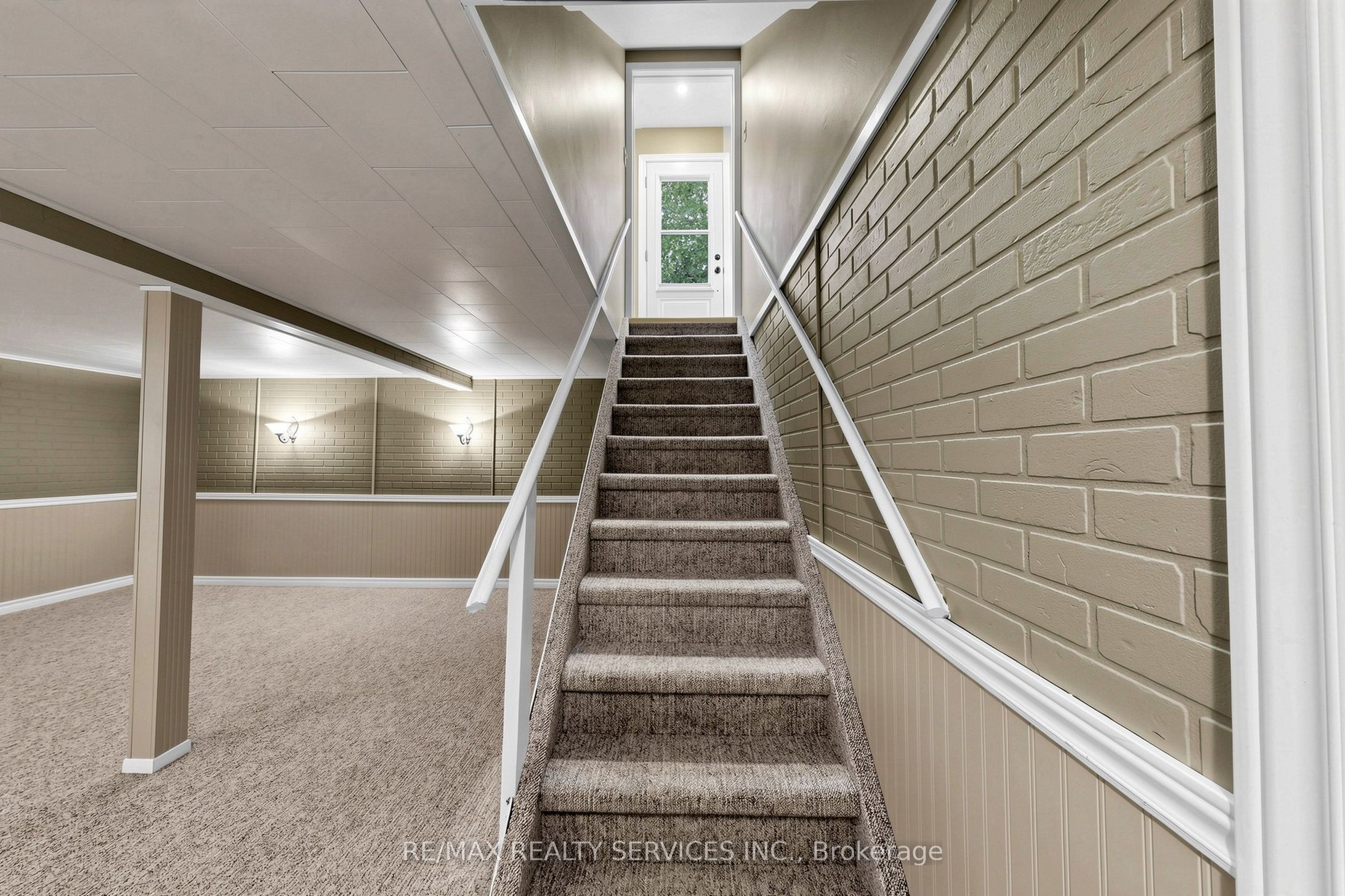 25 Jennifer Square Property Photo 32