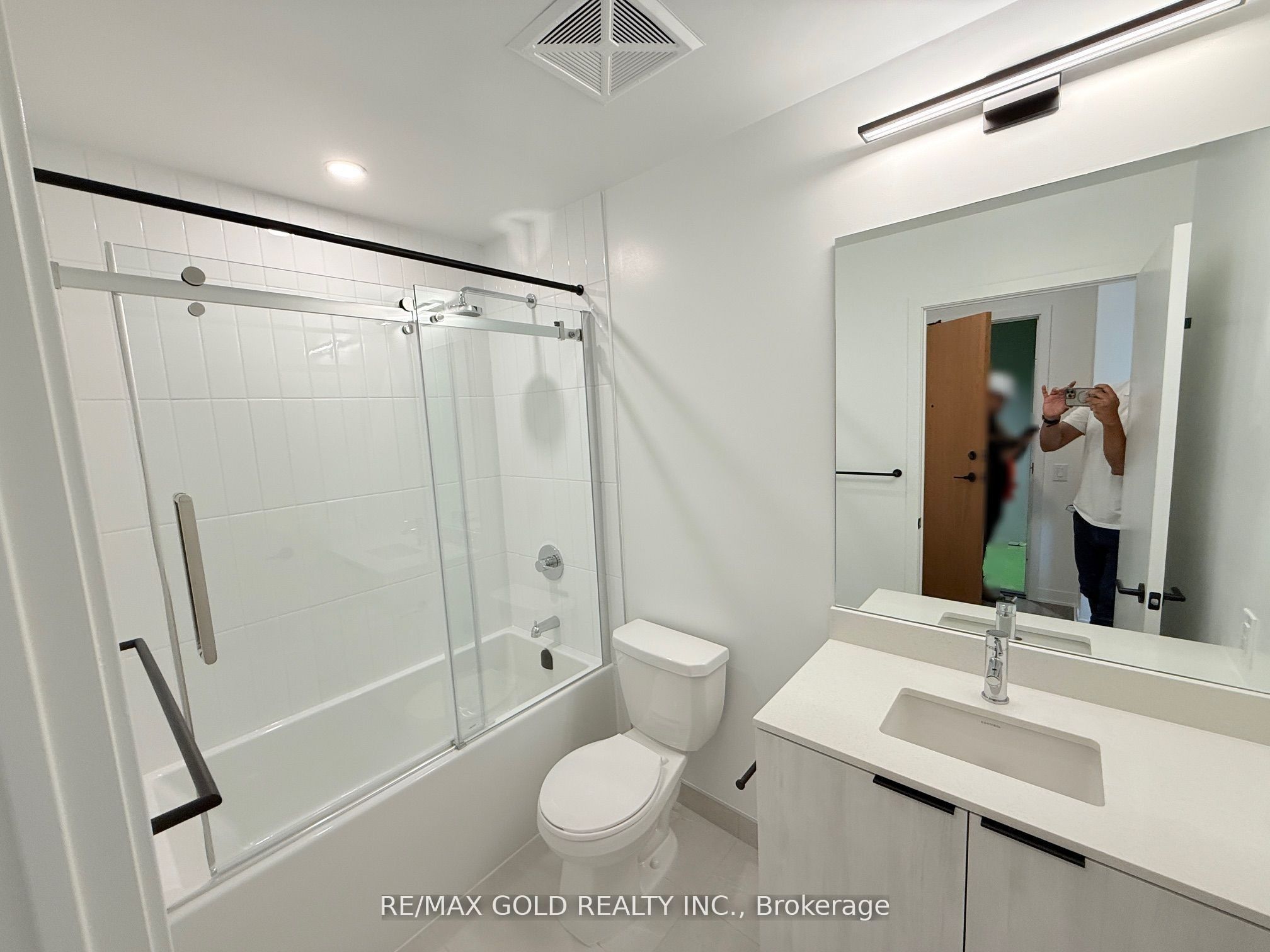 2495 Eglinton Avenue 1407 Property Photo 4