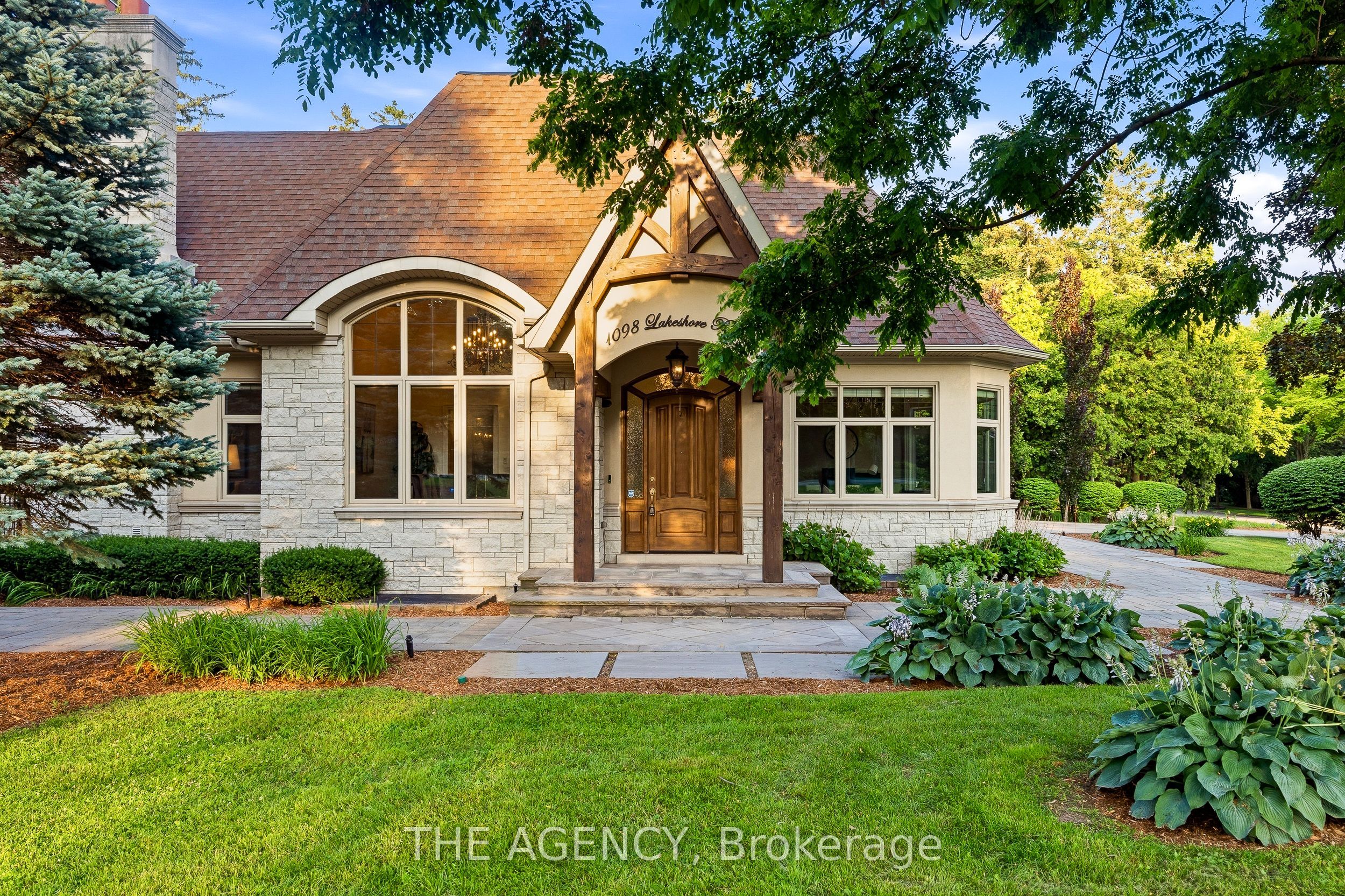 1098 Lakeshore Road W Property Photo 2