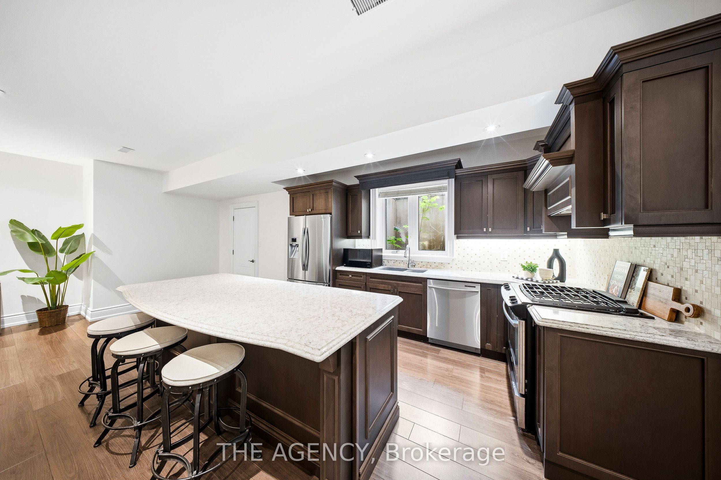 1098 Lakeshore Road W Property Photo 28