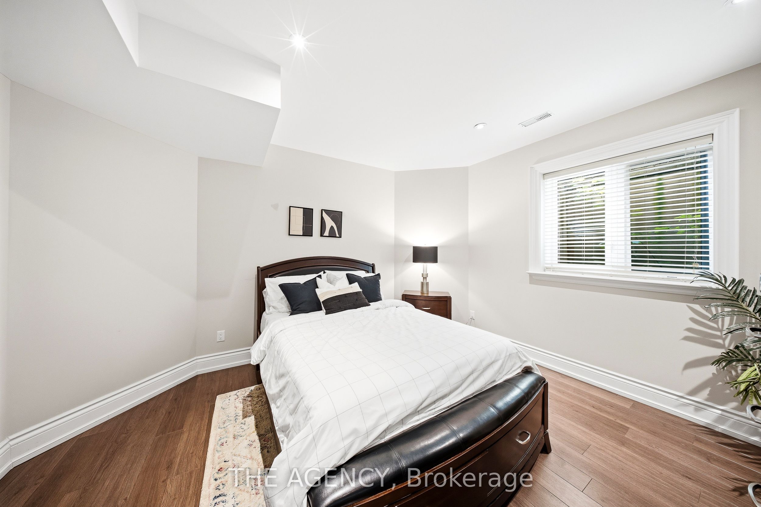 1098 Lakeshore Road W Property Photo 33