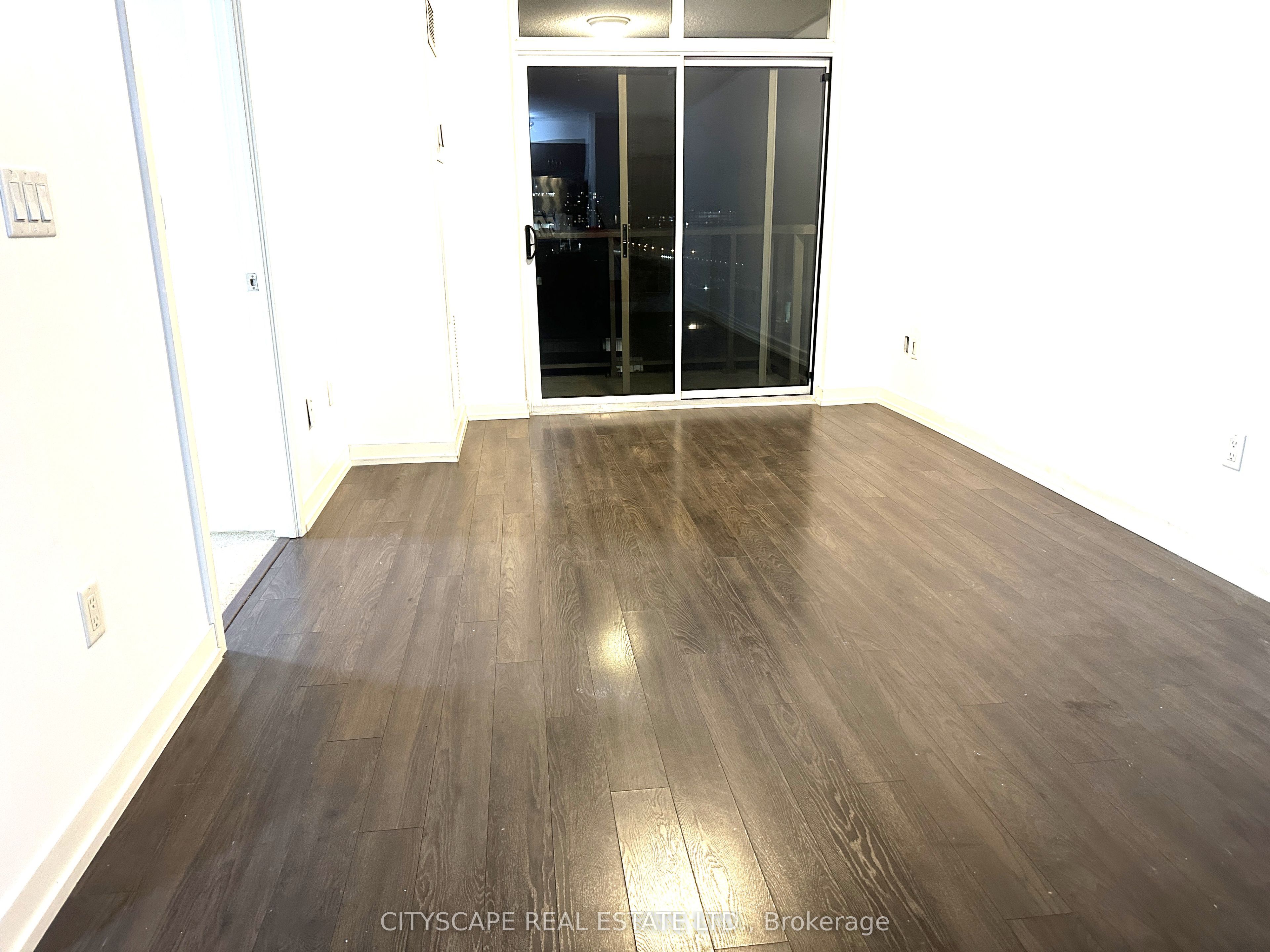 812 Lansdowne Avenue 605 Property Photo 3