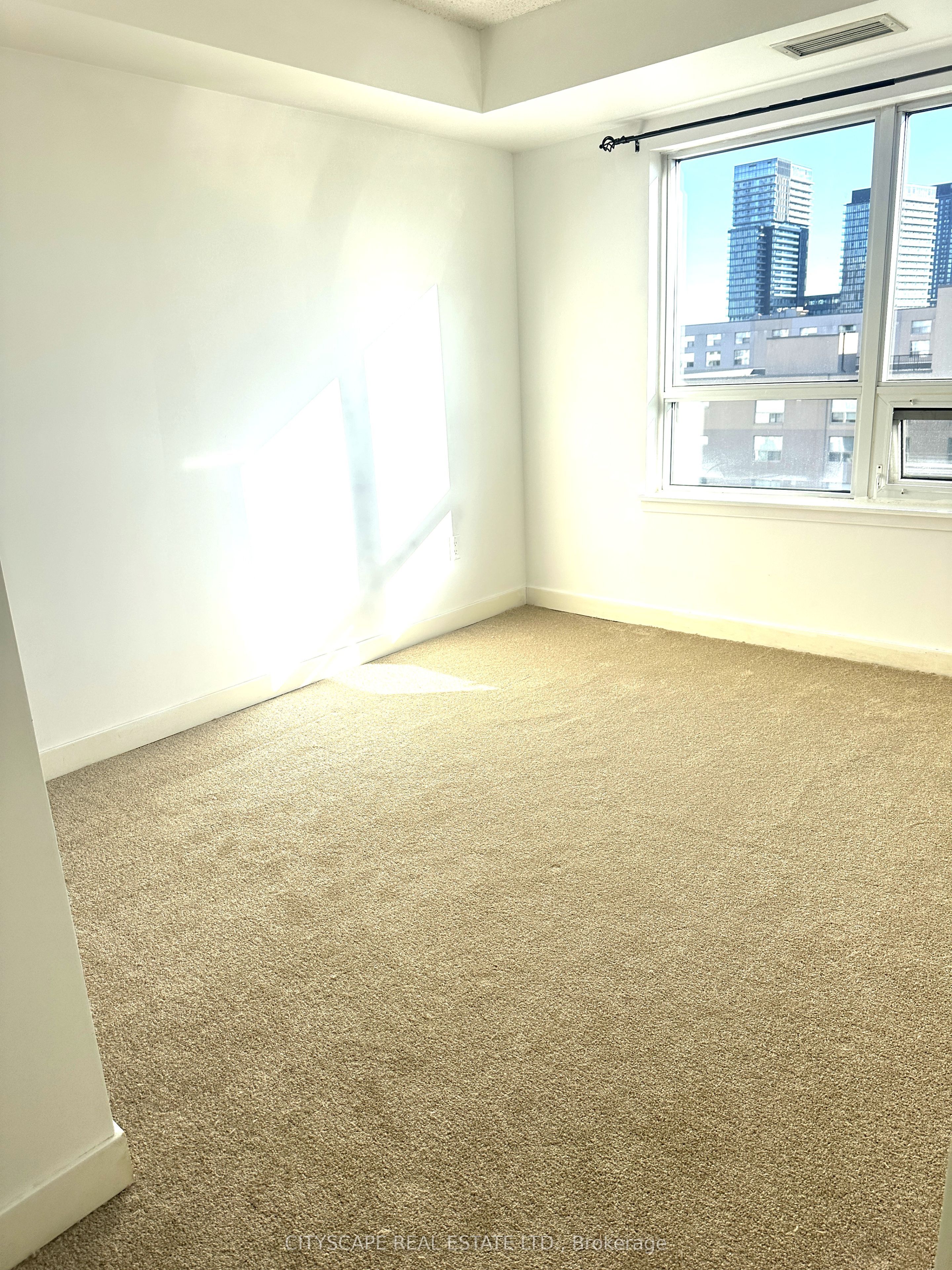 812 Lansdowne Avenue 605 Property Photo 4
