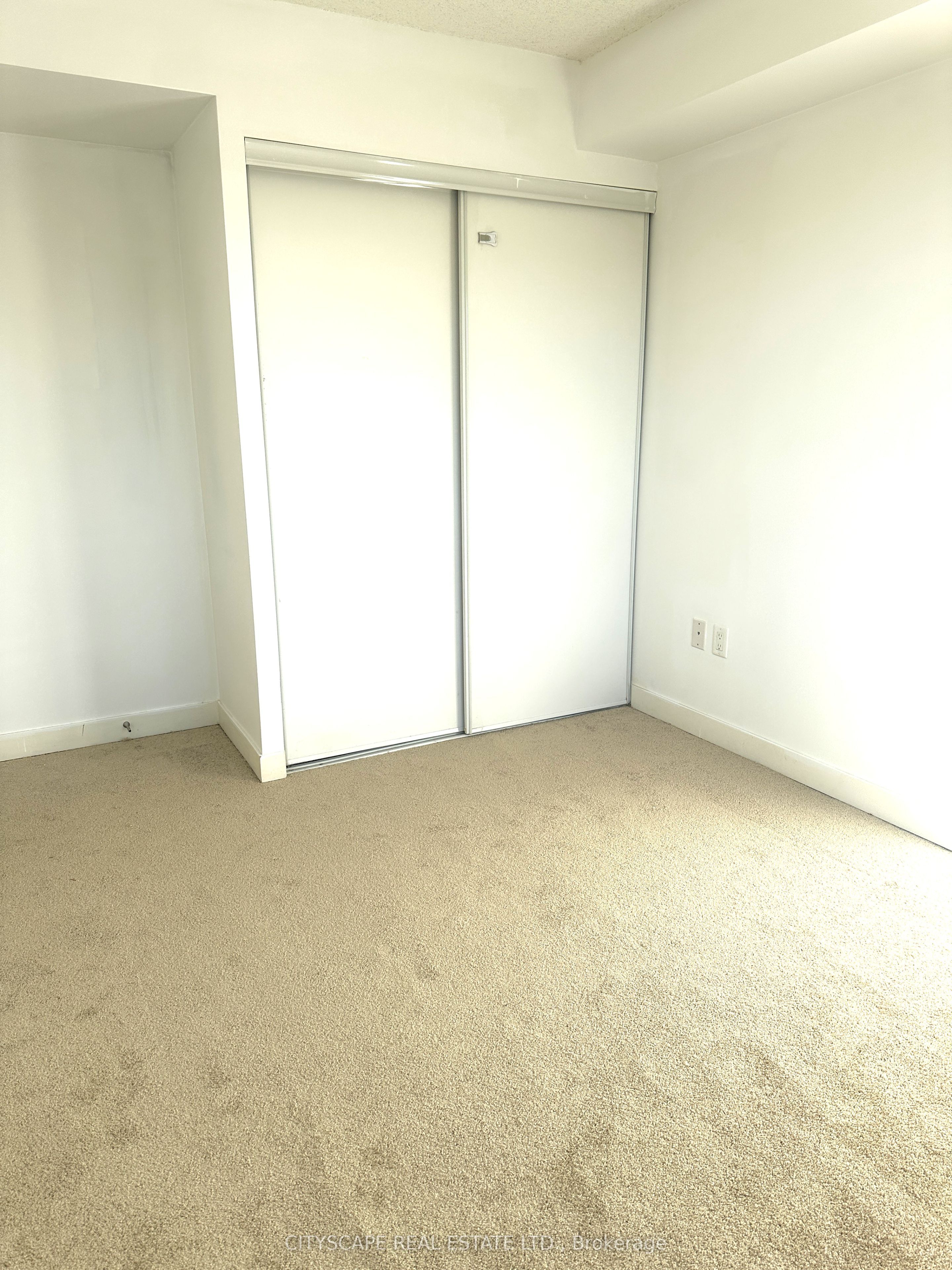 812 Lansdowne Avenue 605 Property Photo 5