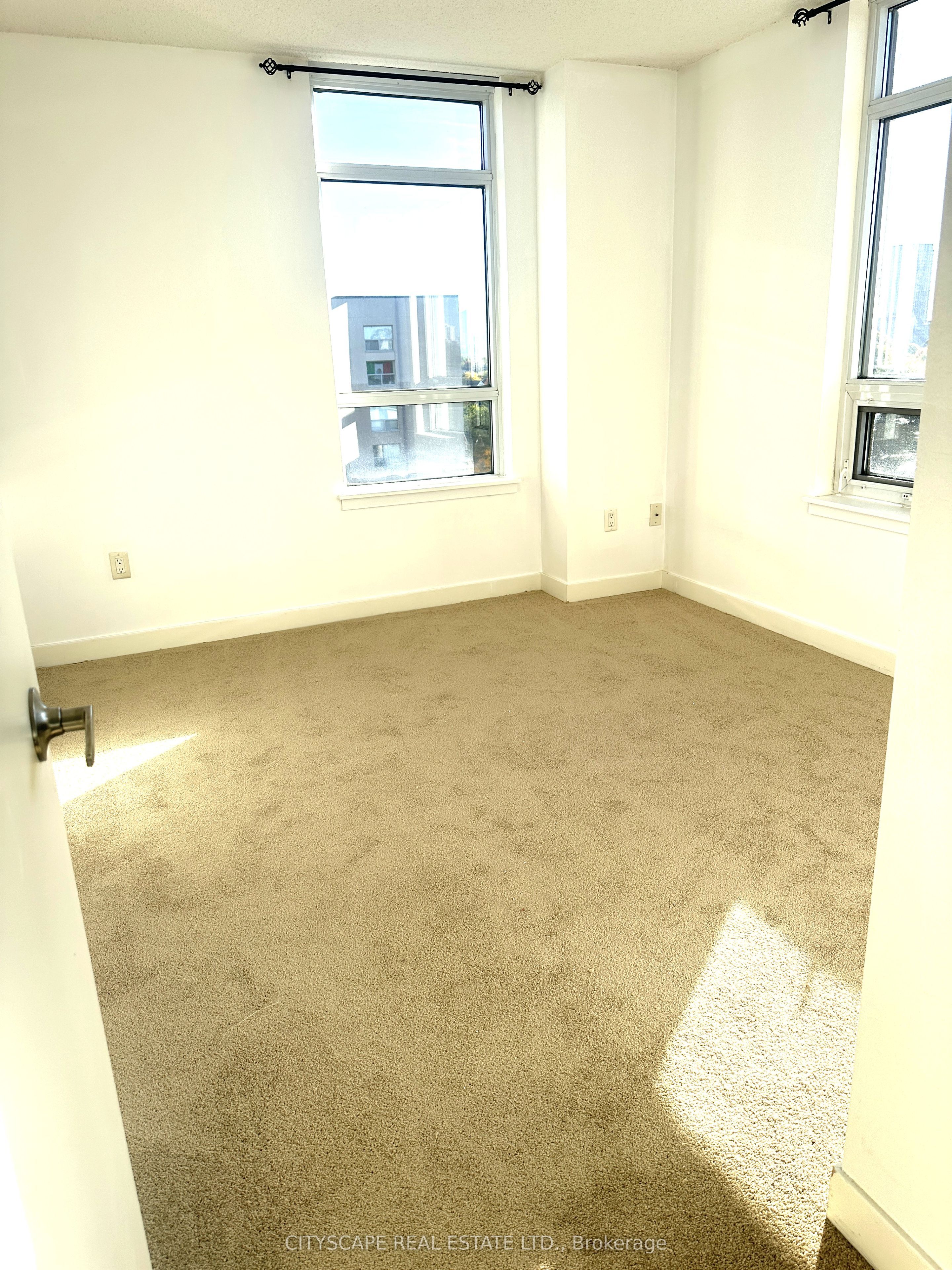 812 Lansdowne Avenue 605 Property Photo 6