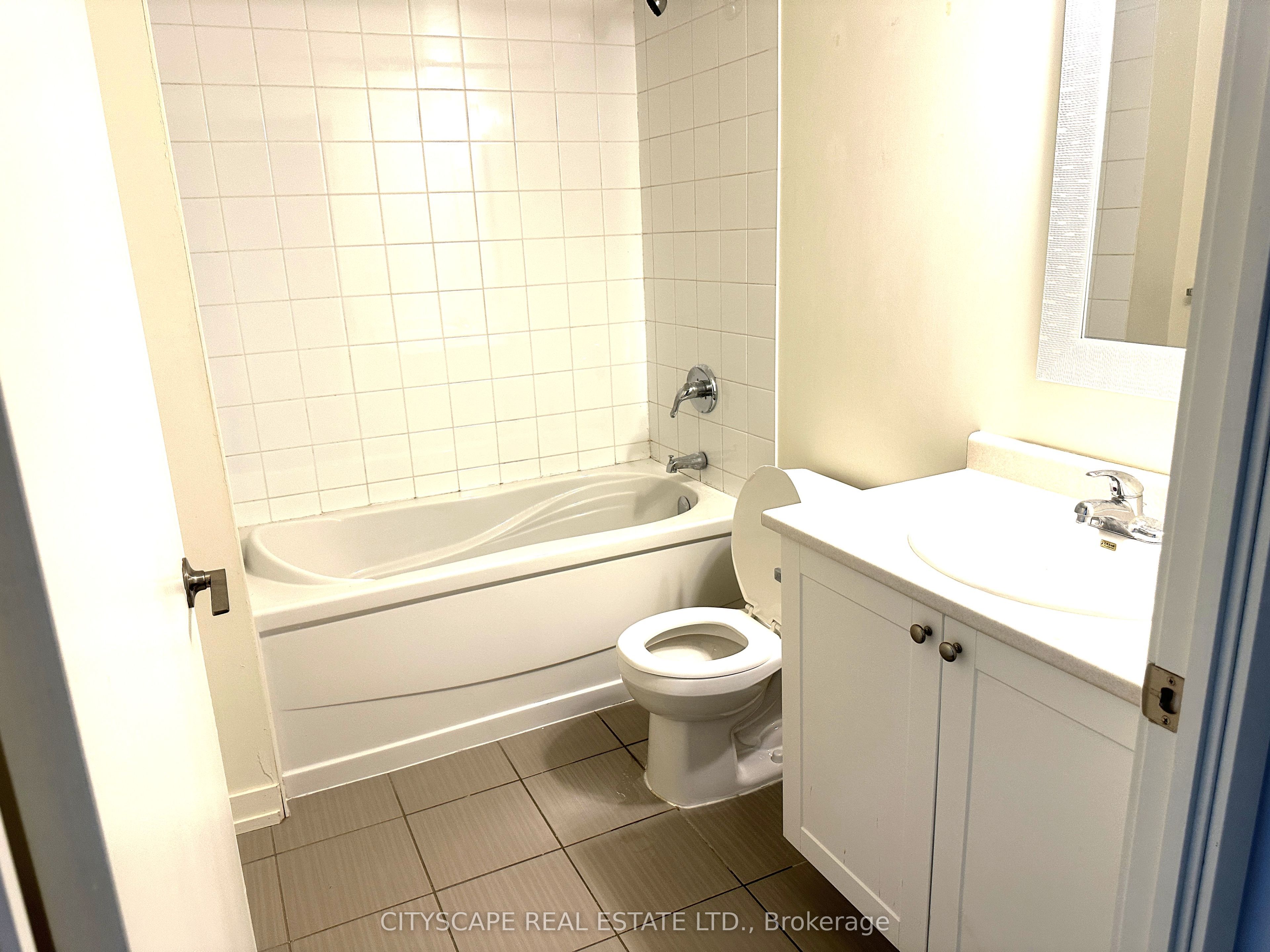 812 Lansdowne Avenue 605 Property Photo 7