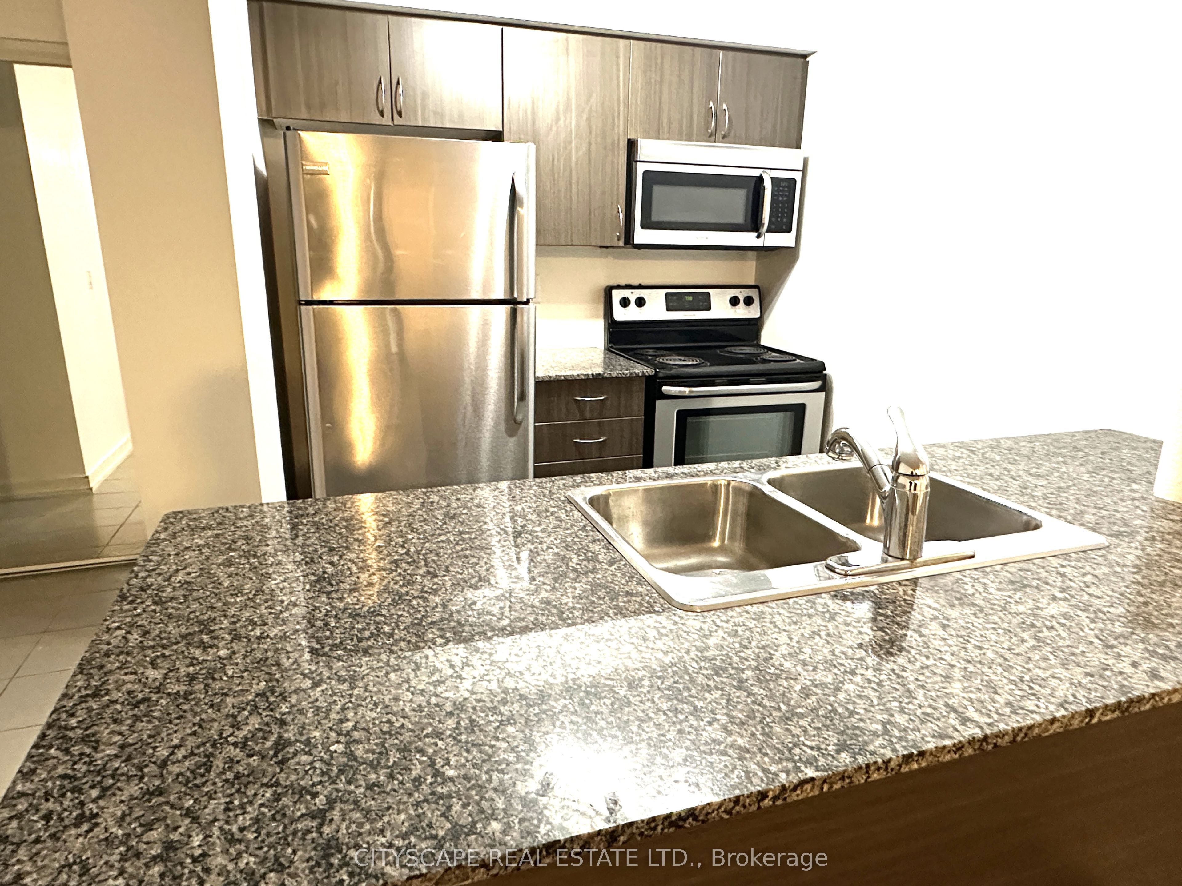 812 Lansdowne Avenue 605 Property Photo 8