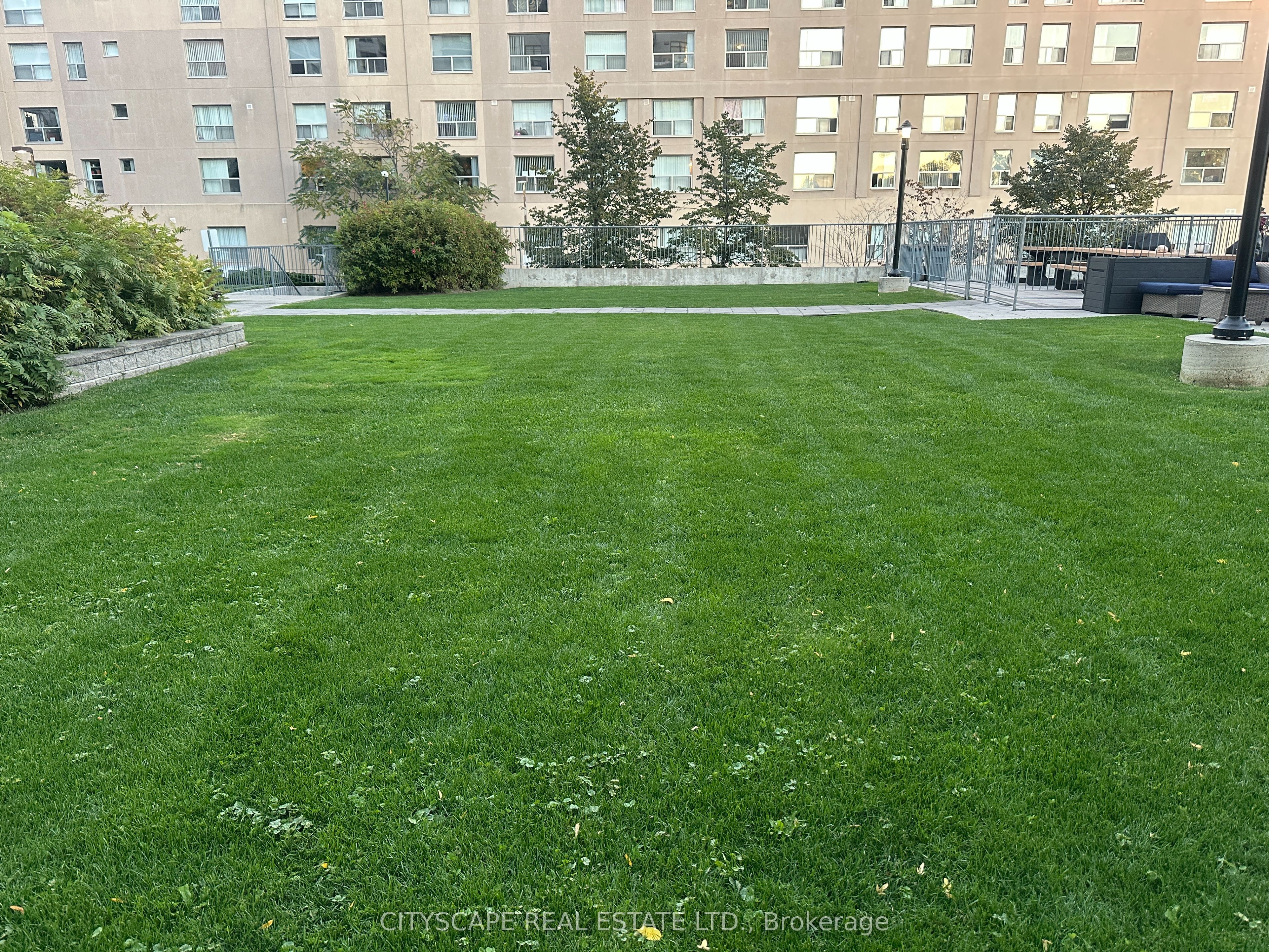 812 Lansdowne Avenue 605 Property Photo 17