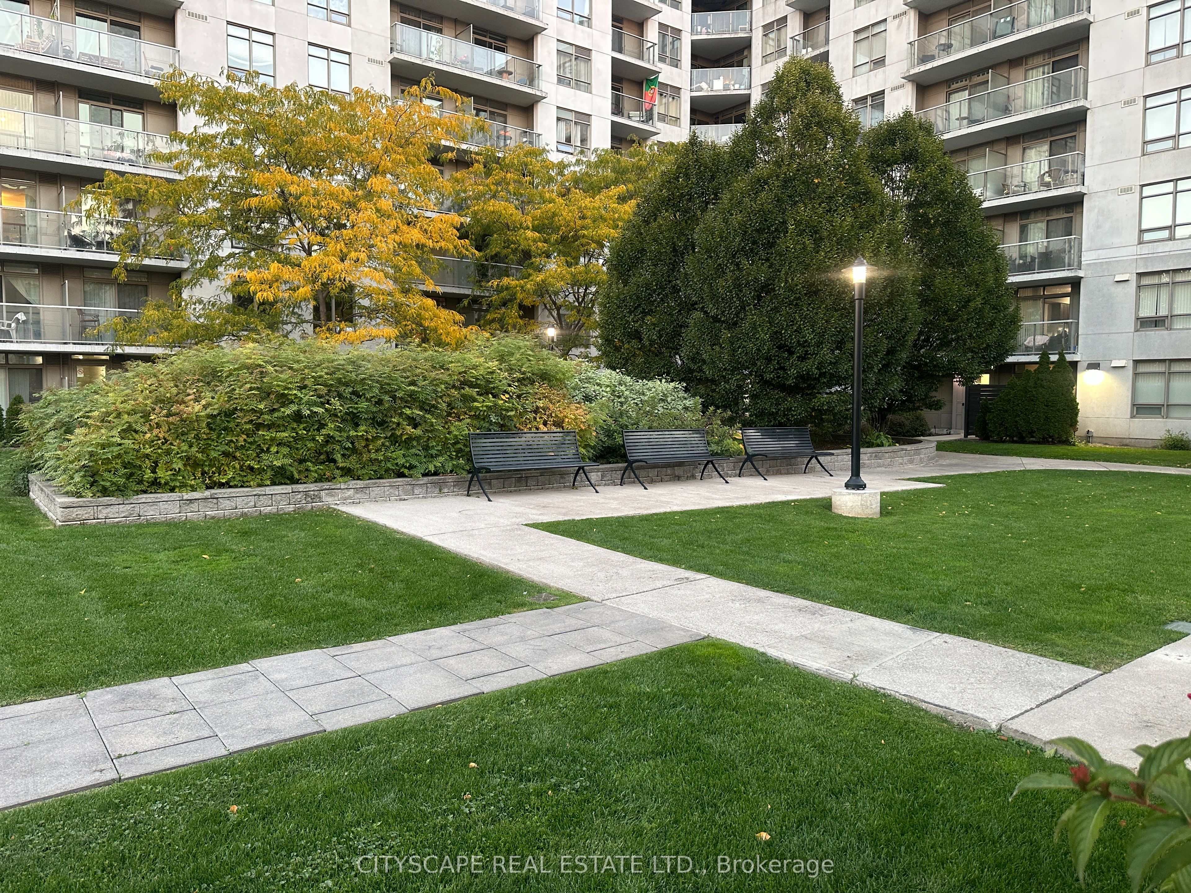 812 Lansdowne Avenue 605 Property Photo 18
