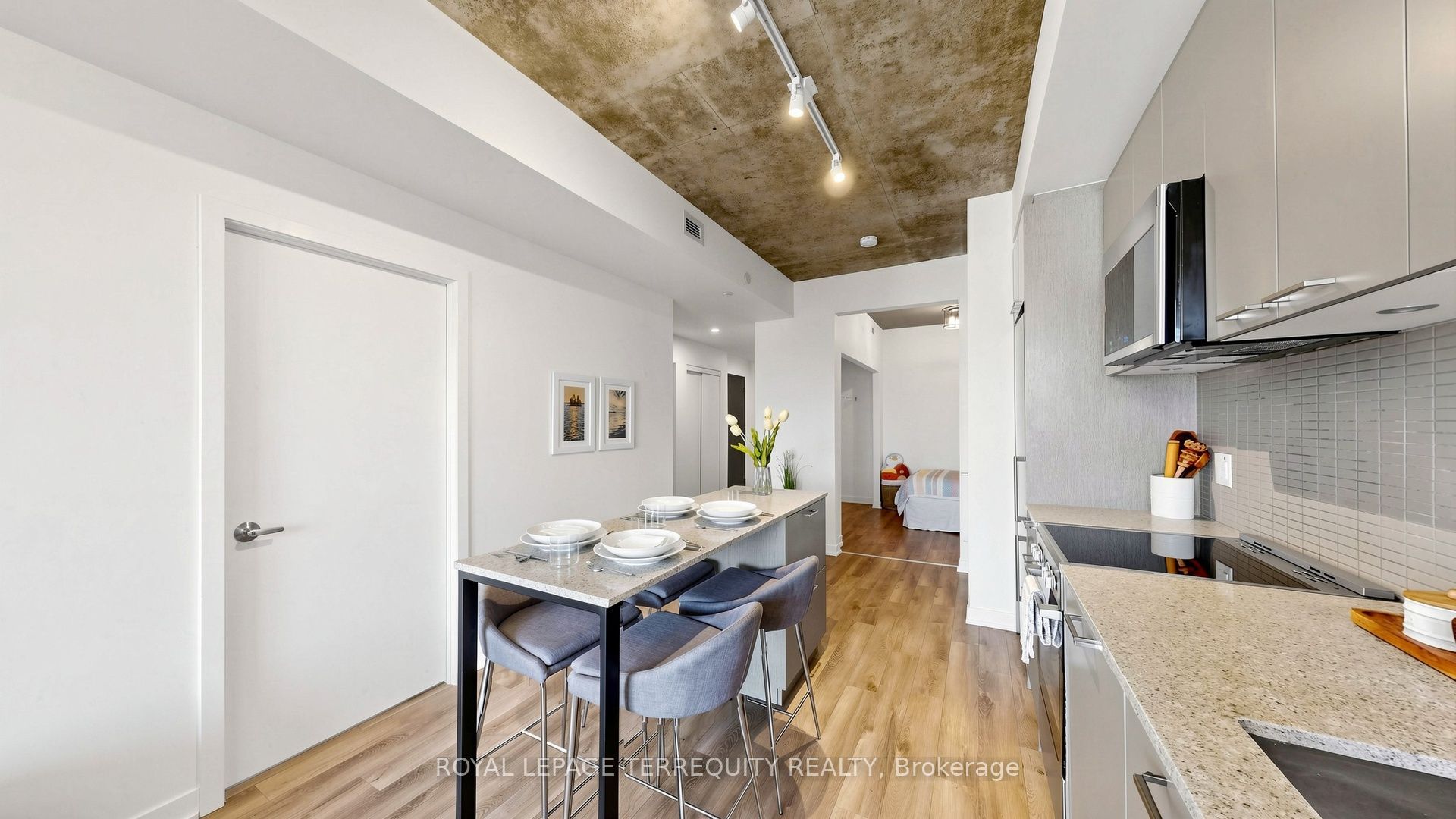 1808 St Clair Avenue W 417 Property Photo 5