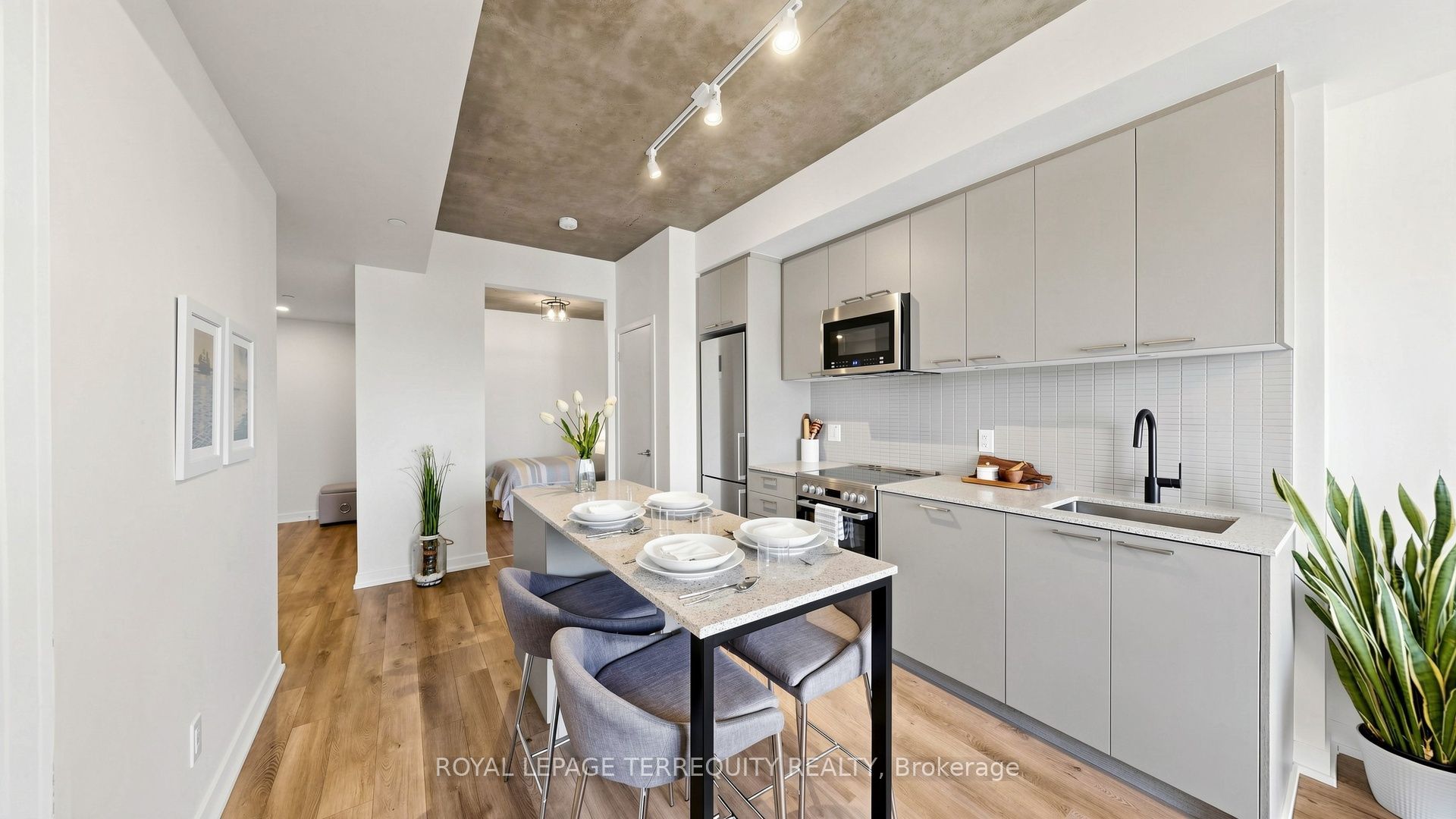 1808 St Clair Avenue W 417 Property Photo 6