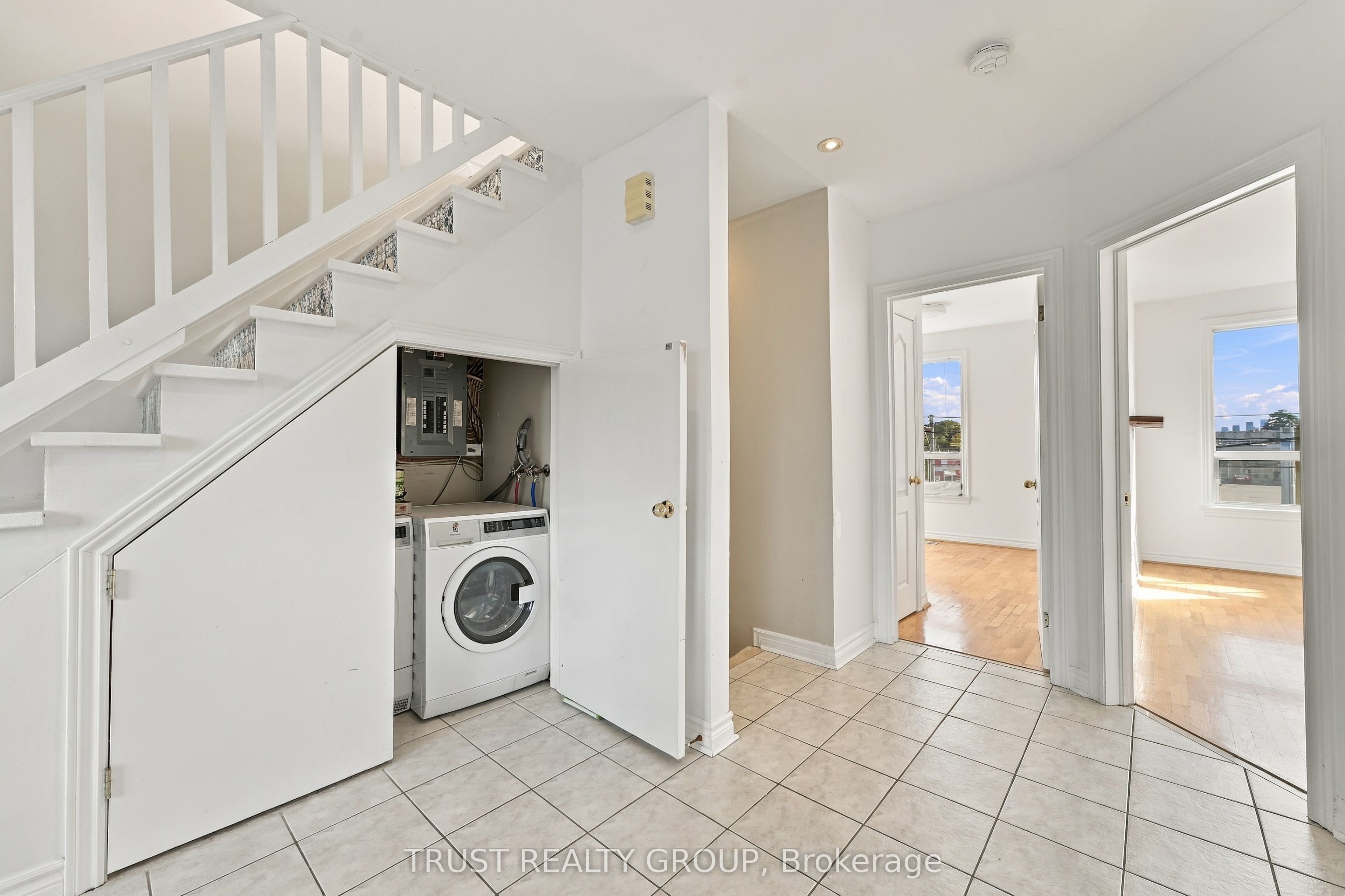 2279 Dundas Street W 2nd & 3rd Floor Property Photo 8