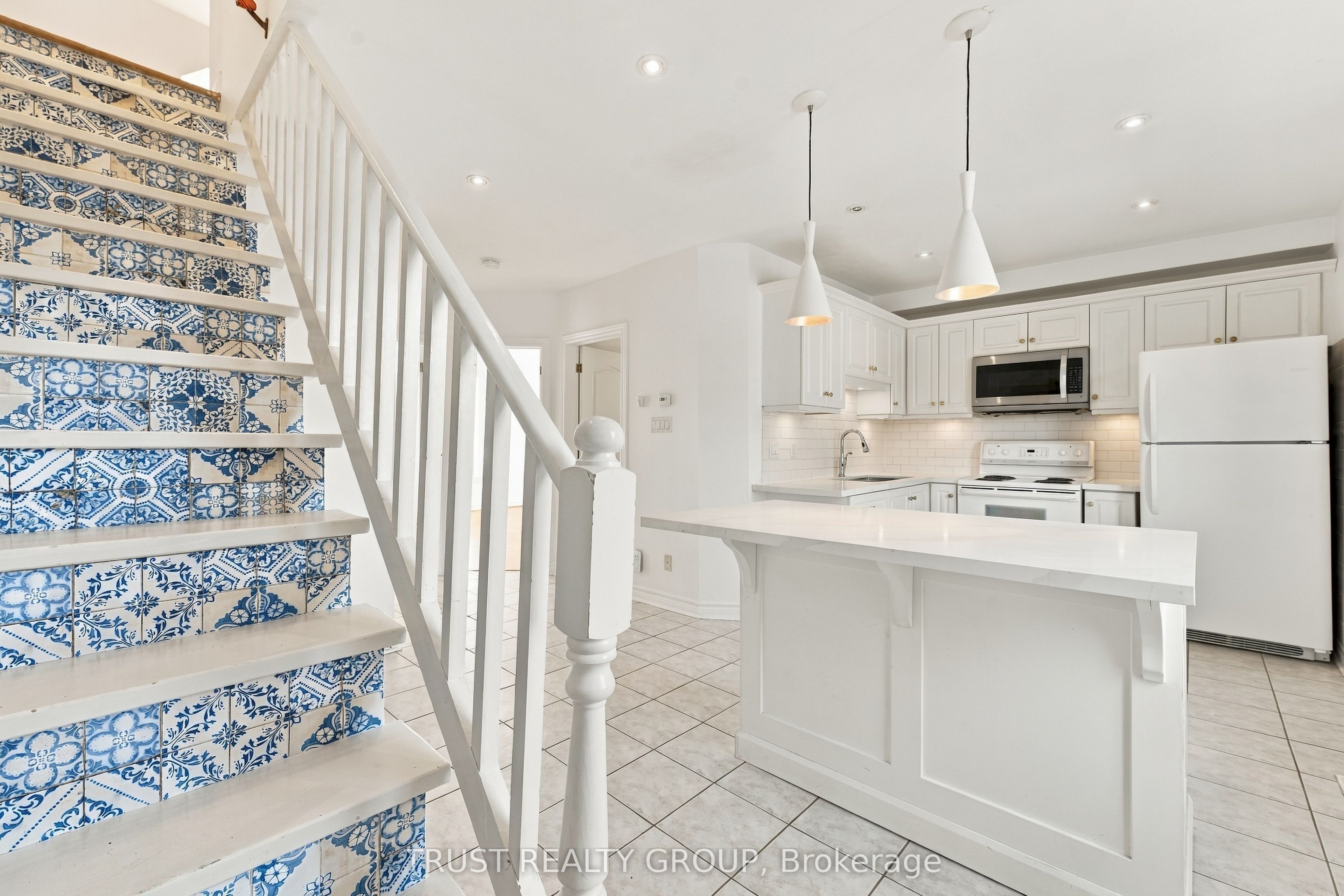 2279 Dundas Street W 2nd & 3rd Floor Property Photo 16