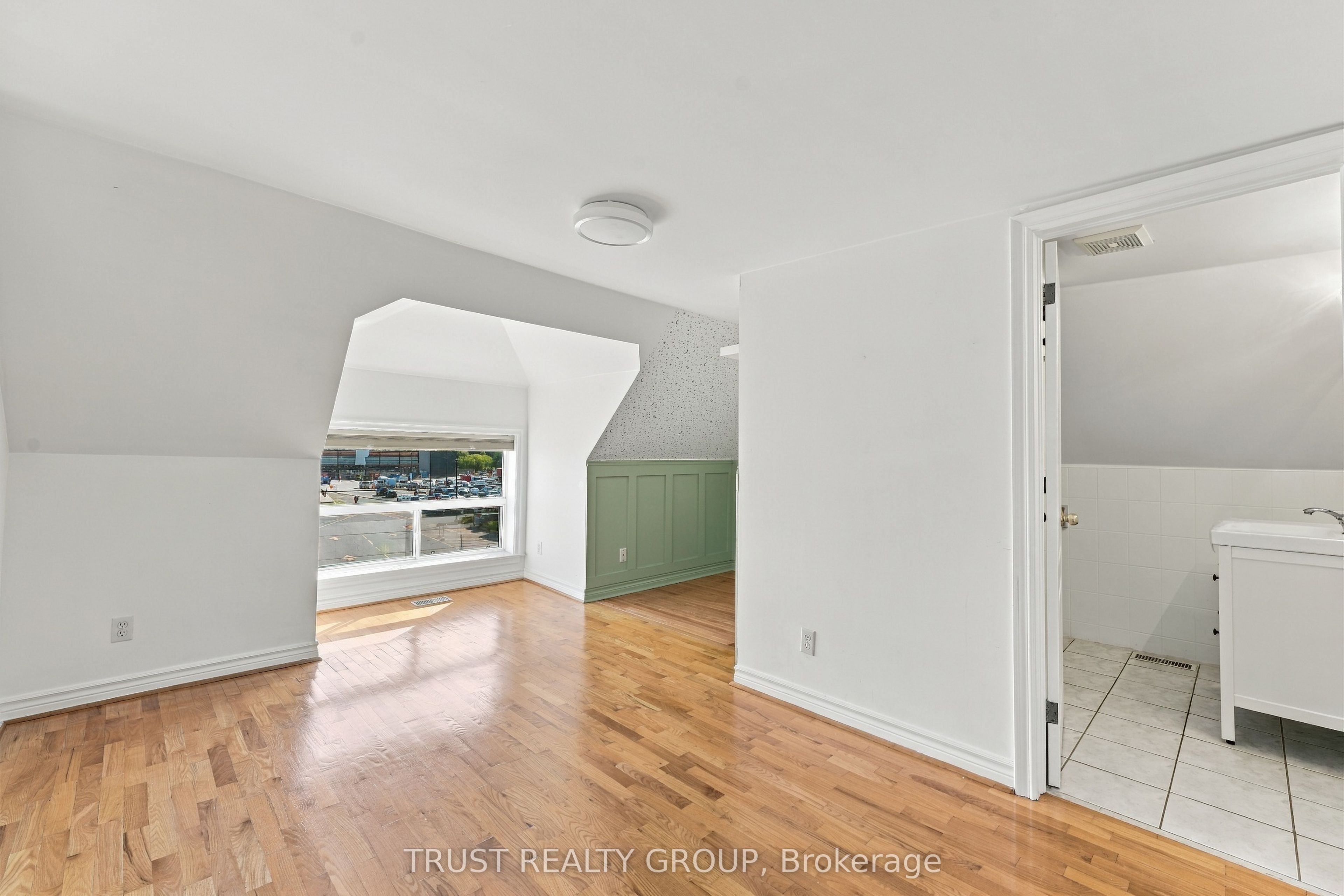 2279 Dundas Street W 2nd & 3rd Floor Property Photo 17