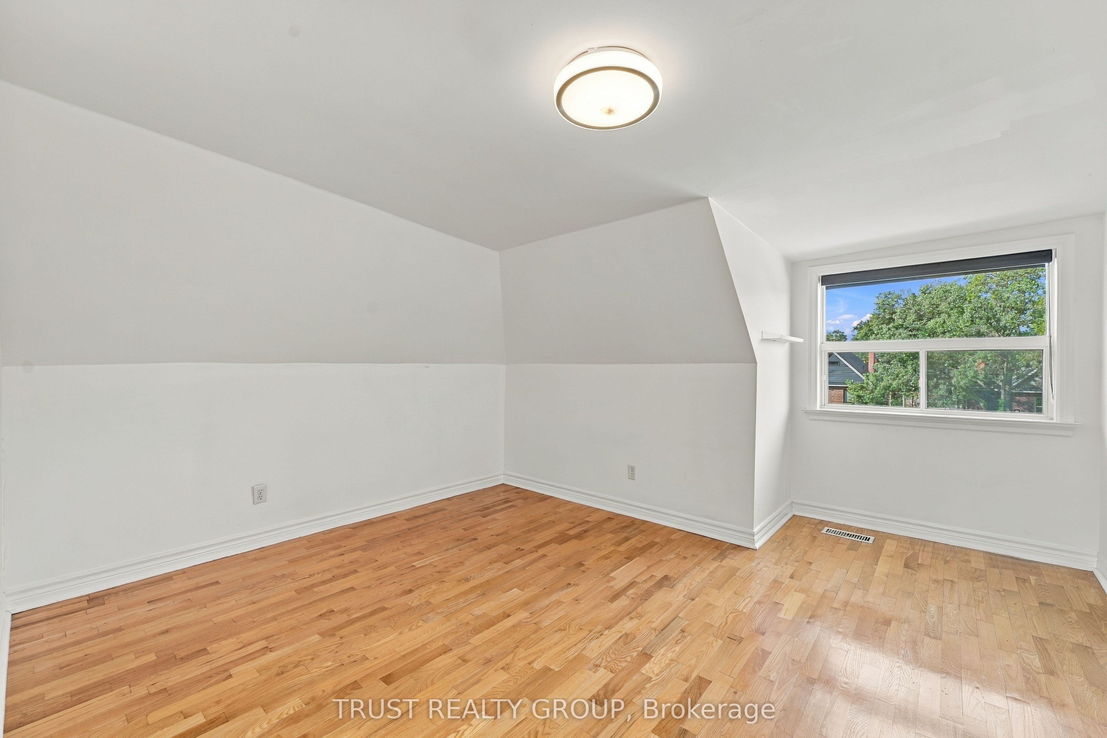2279 Dundas Street W 2nd & 3rd Floor Property Photo 21