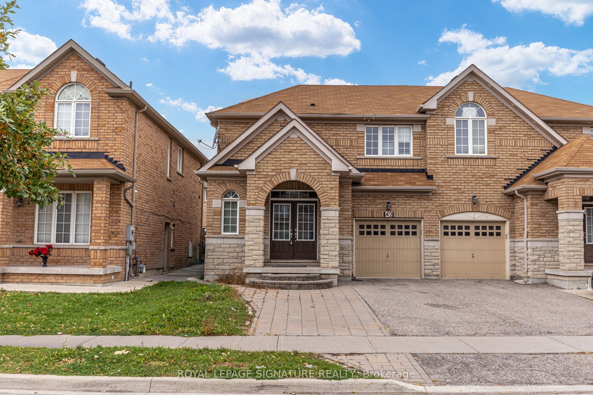 42 Daden Oaks Drive (upper) Property Photo 1