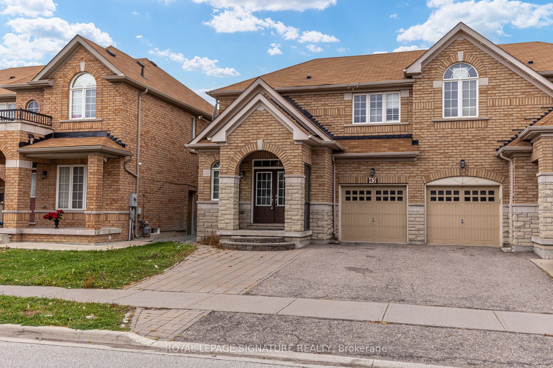 42 Daden Oaks Drive (upper) Property Photo 2