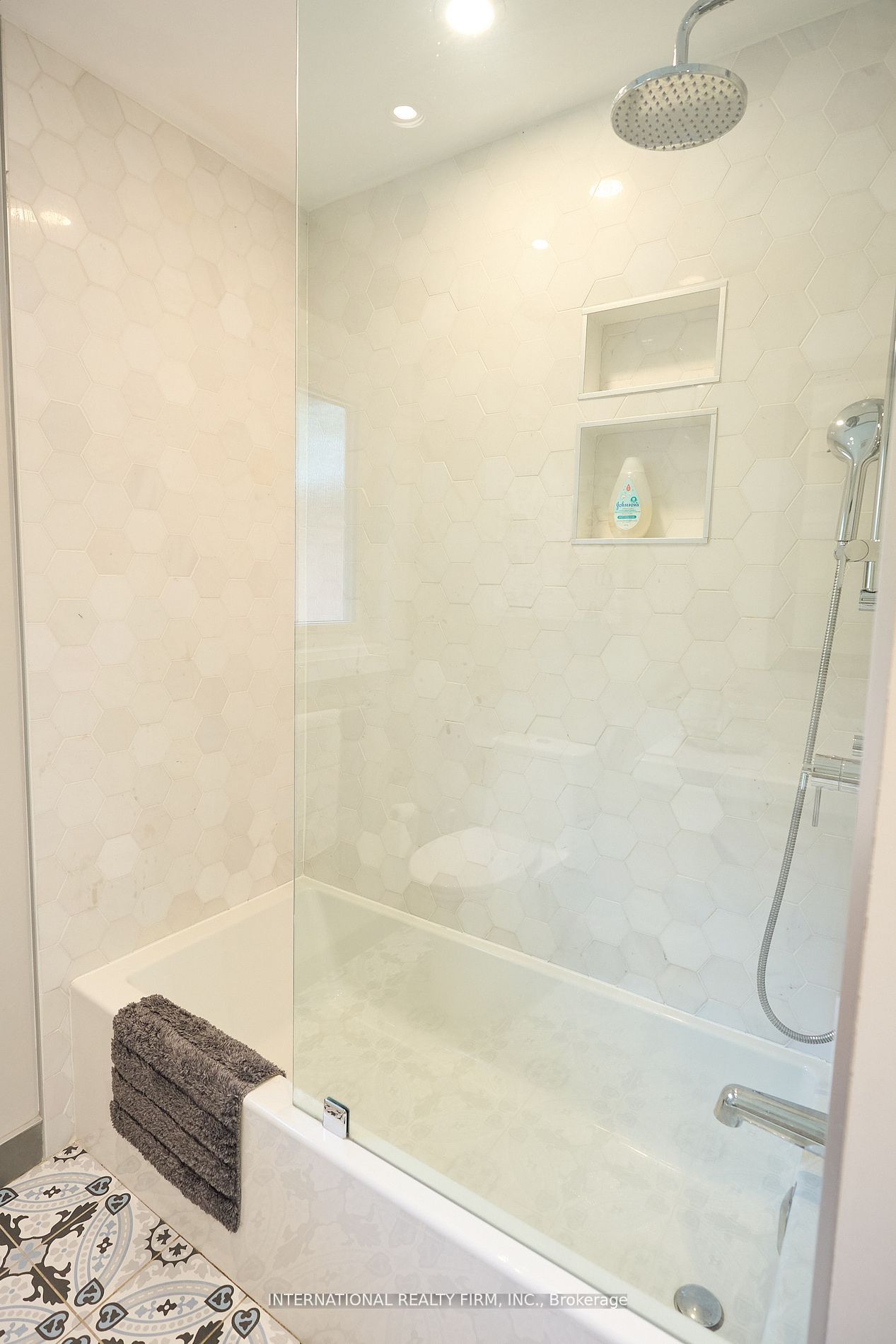 2292 Devon Road Property Photo 8