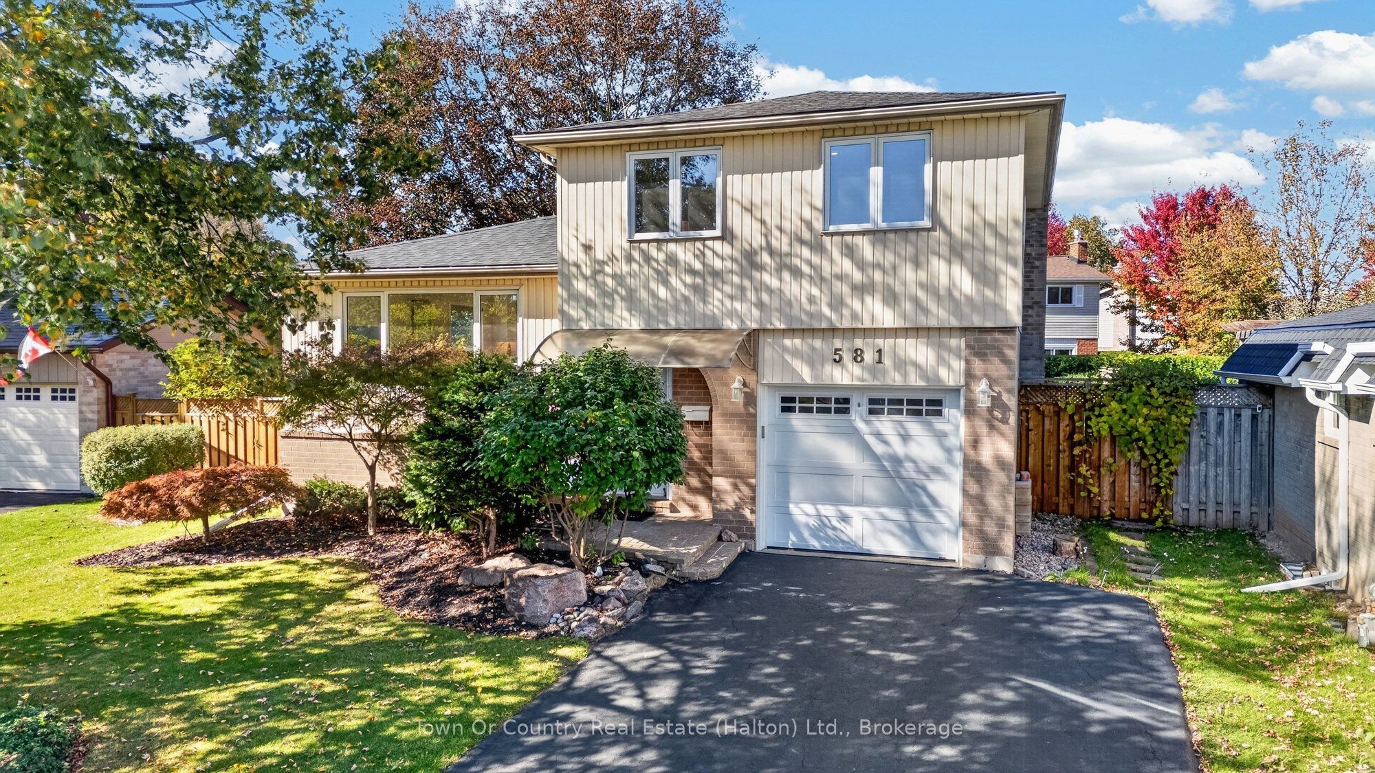 581 Lord Simcoe Court Property Photo 1