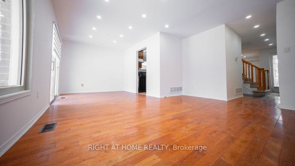 3932 Rushton Crescent Property Photo 4